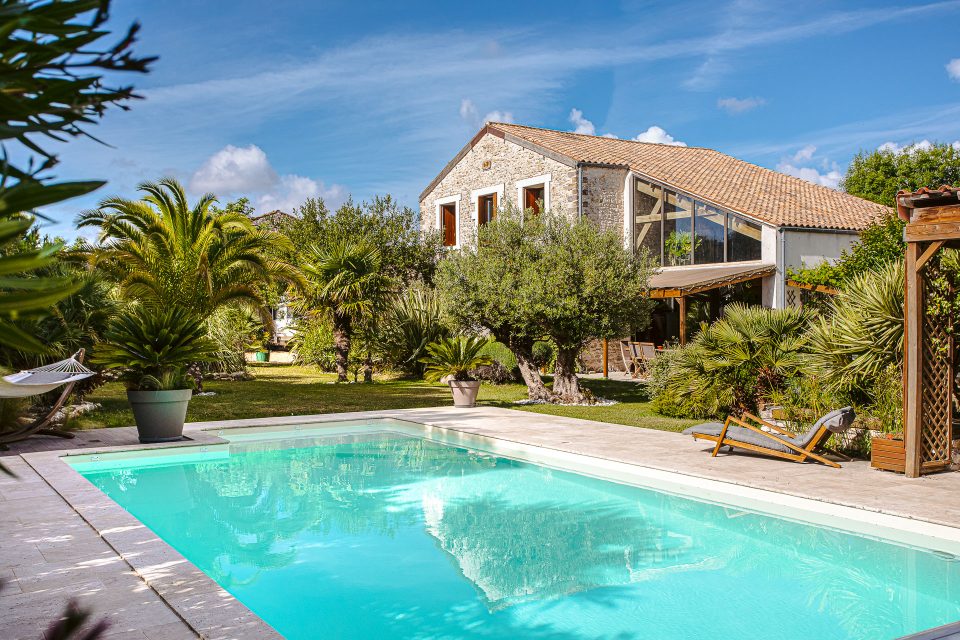 Espaces-Atypiques-Maison-Ancienne-Grange-Au-Jardin-Paysagé