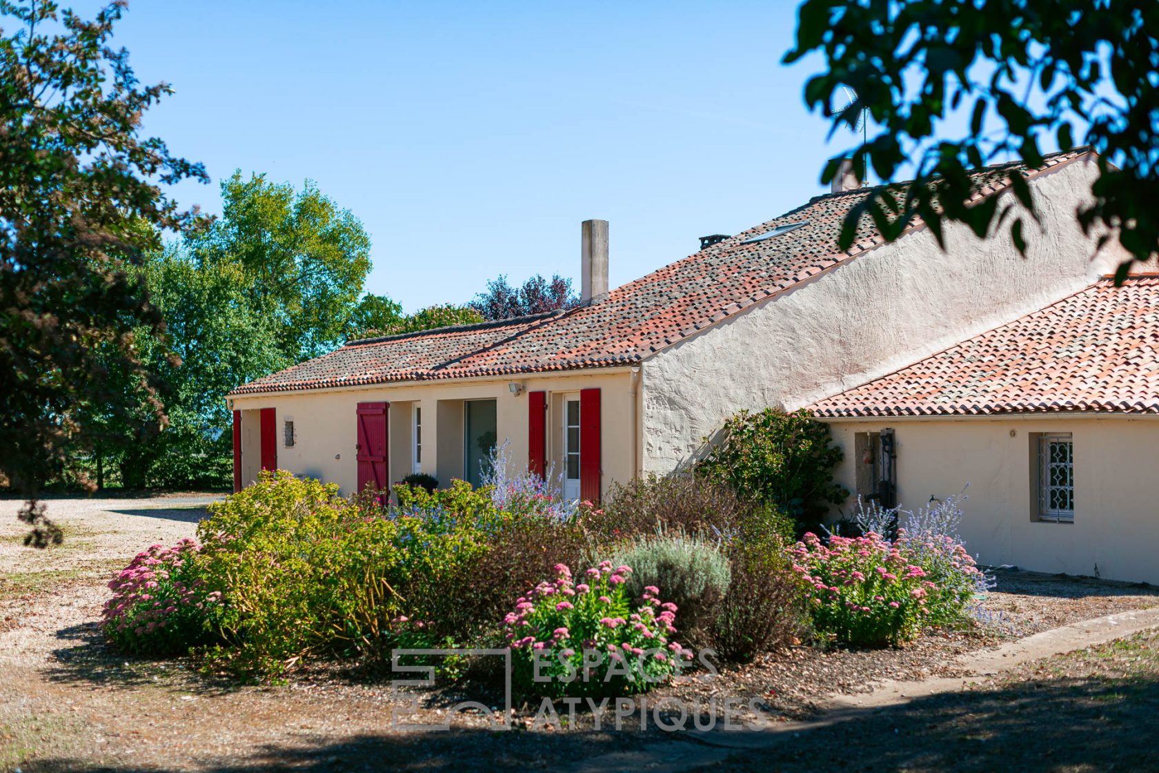 Ancienne ferme dans un cadre verdoyant