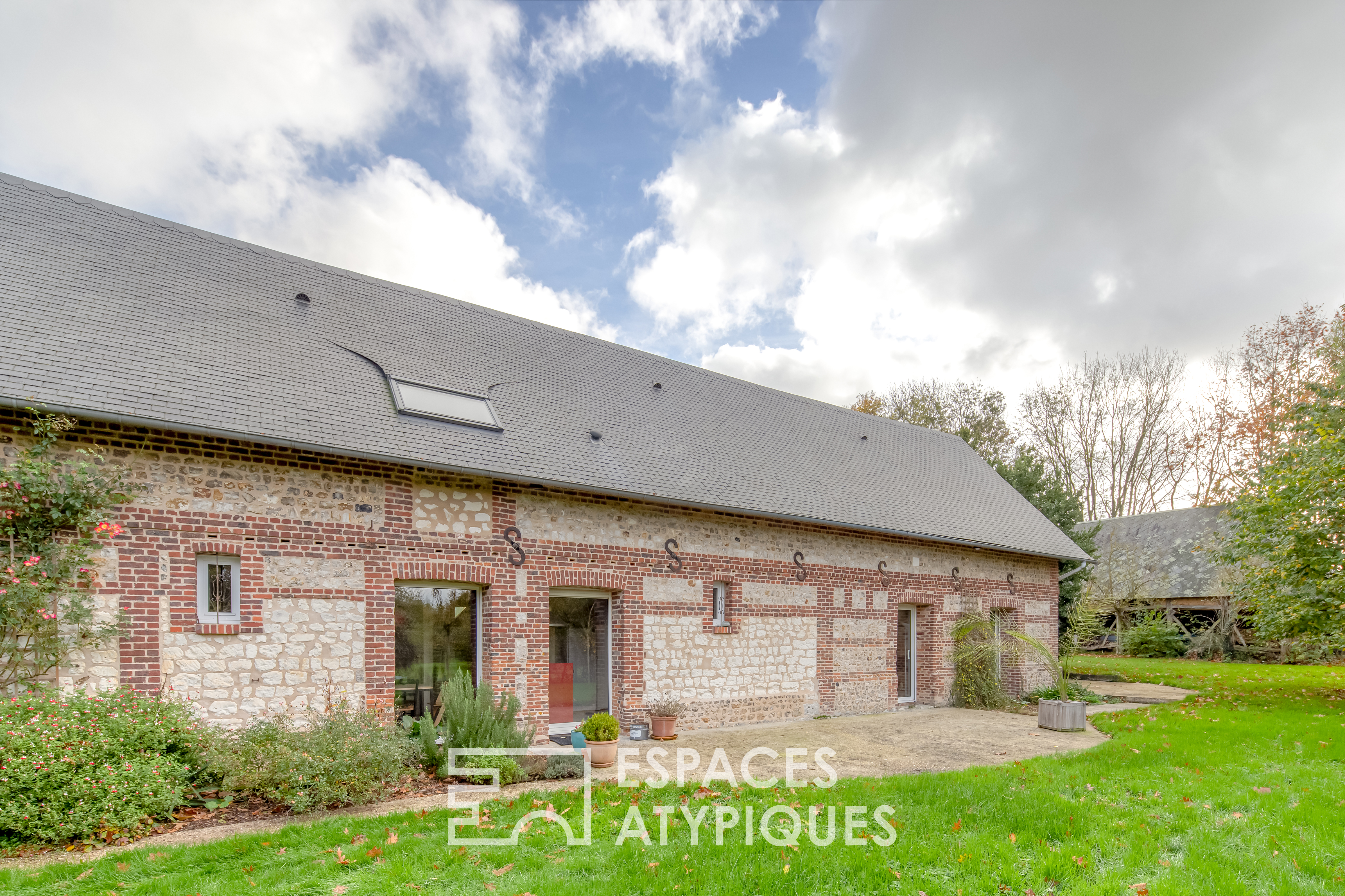 Former barn renovated from the end of the 19th century on one hectare of land