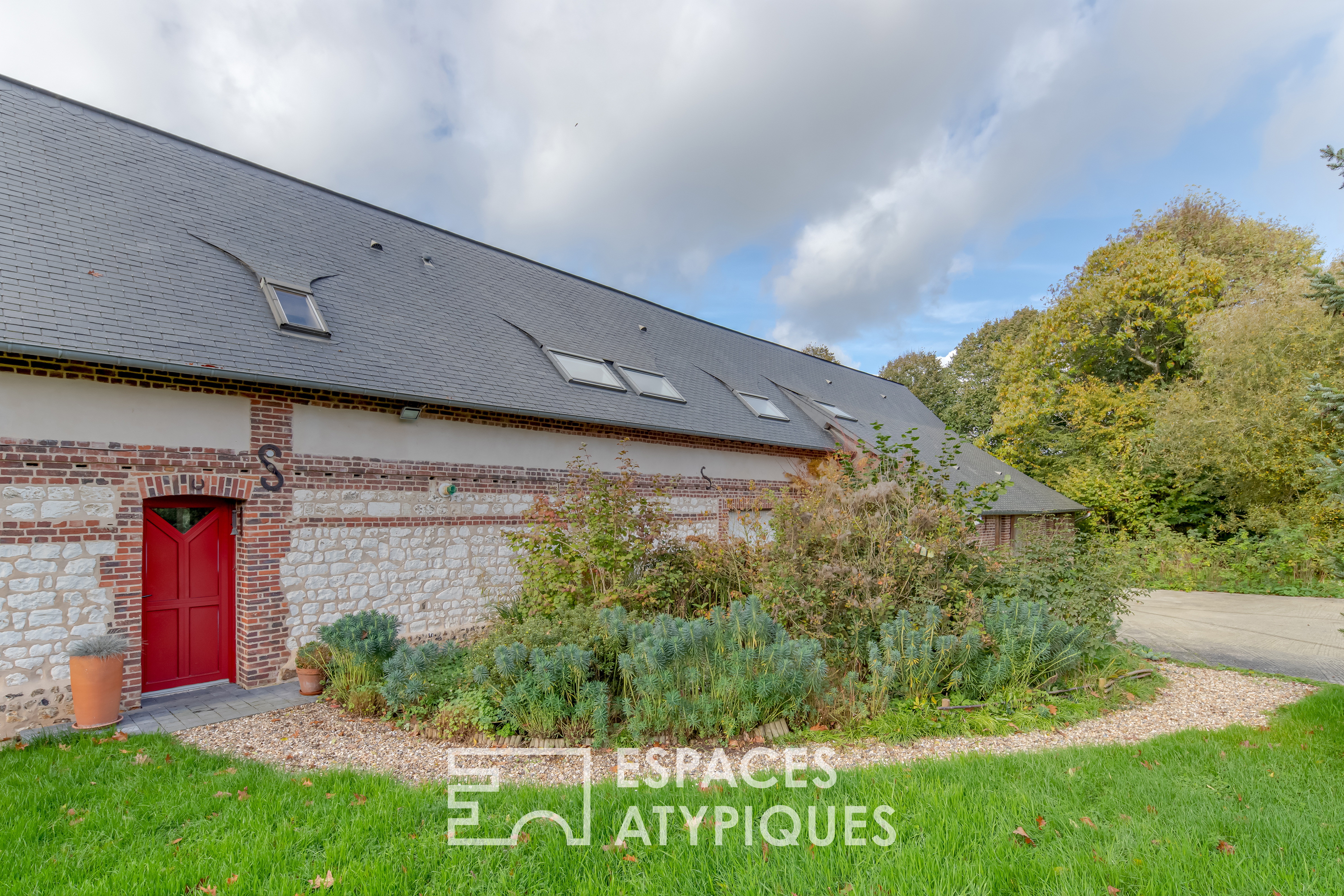 Former barn renovated from the end of the 19th century on one hectare of land