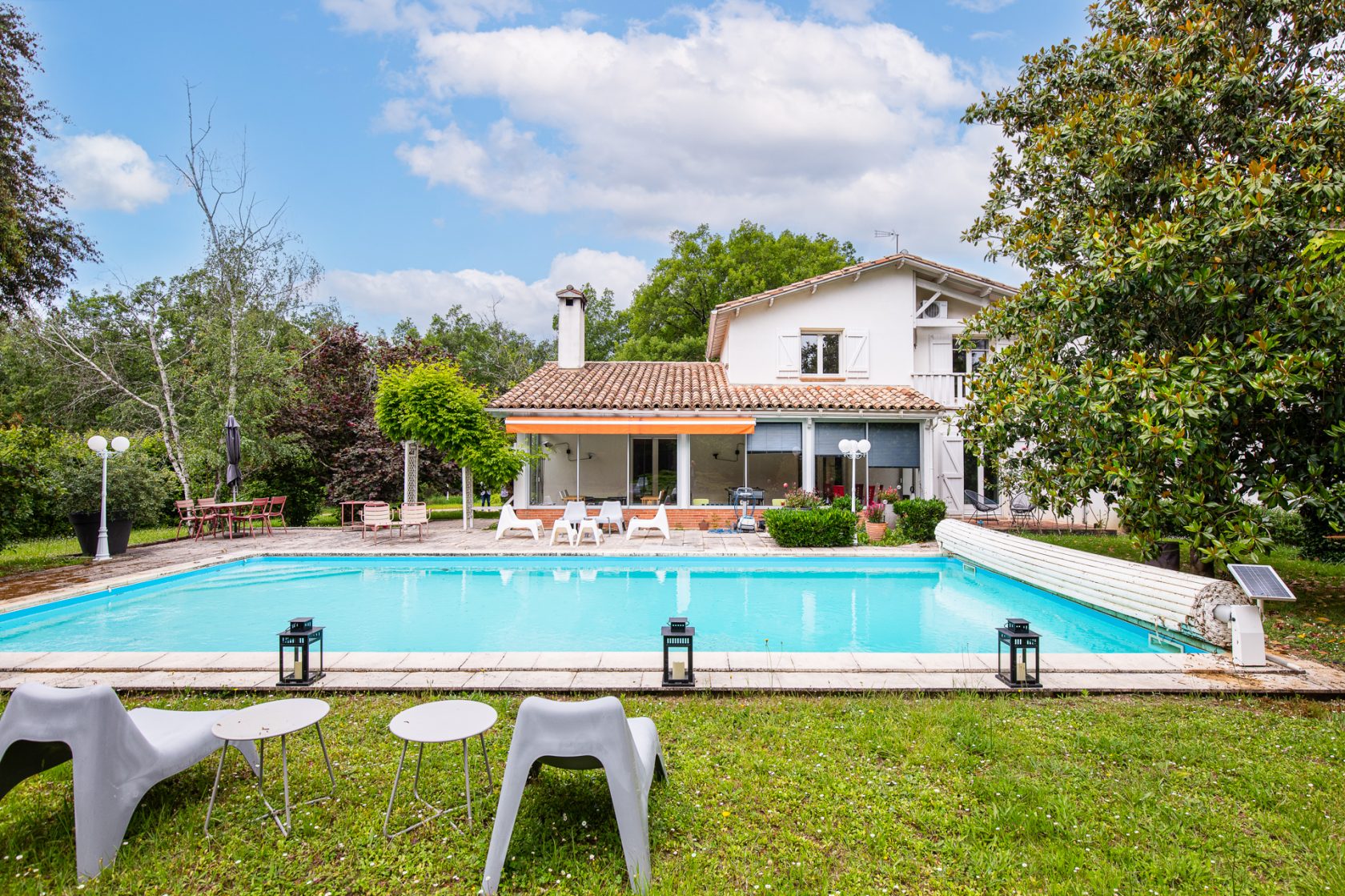 House with swimming pool in the heart of a park 5 minutes from the center