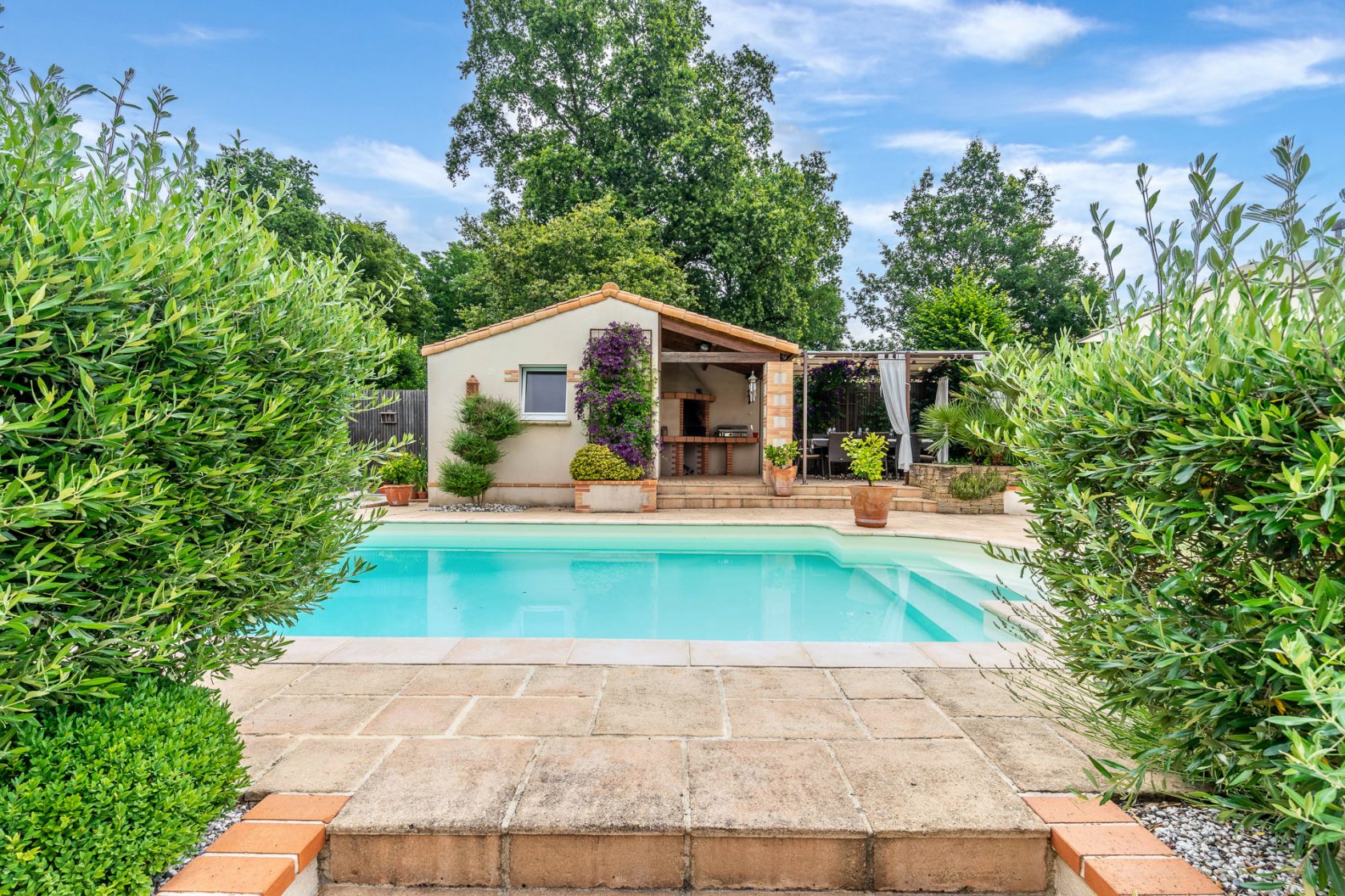 Belle villa avec sa piscine et son magnifique jardin