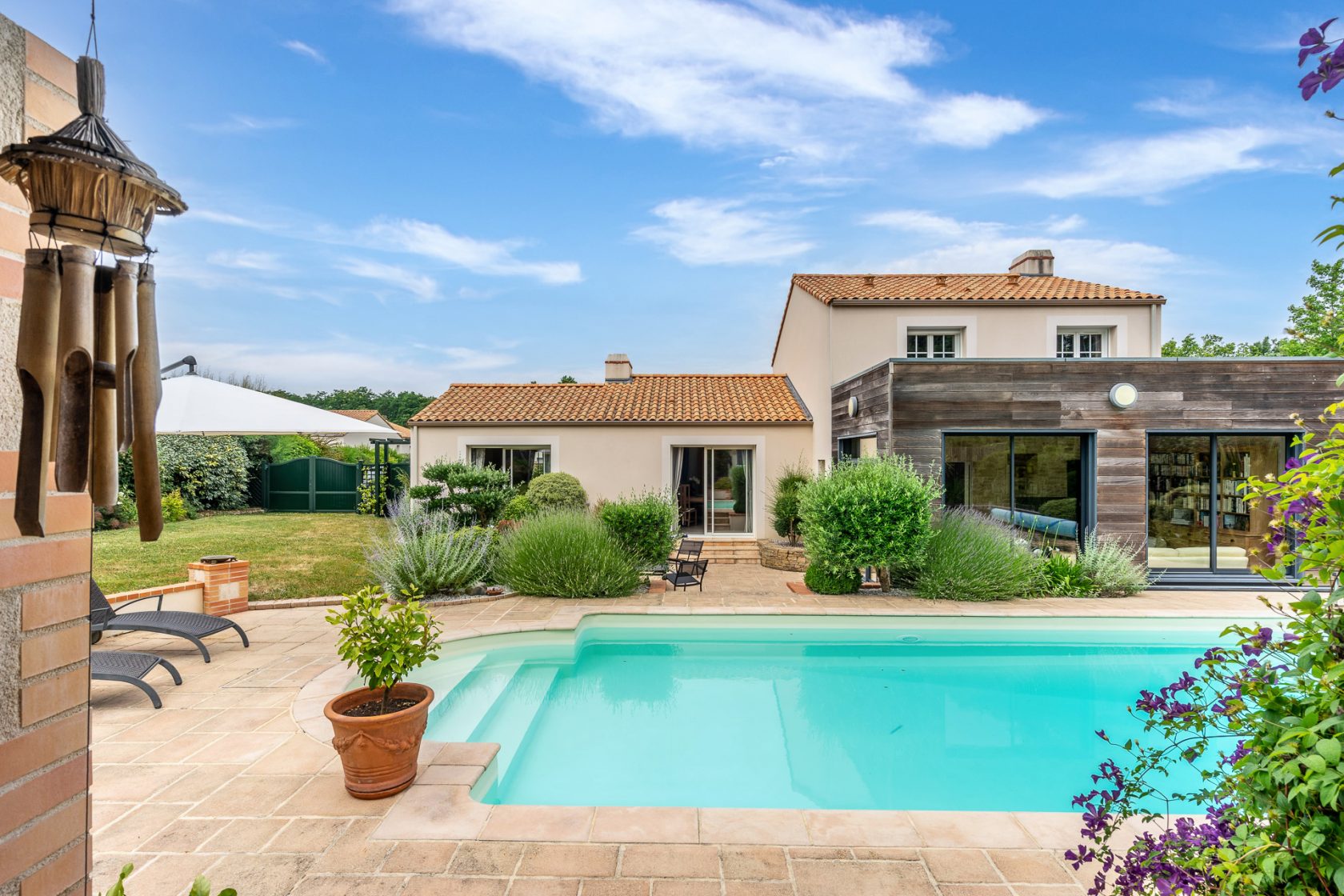 Belle villa avec sa piscine et son magnifique jardin