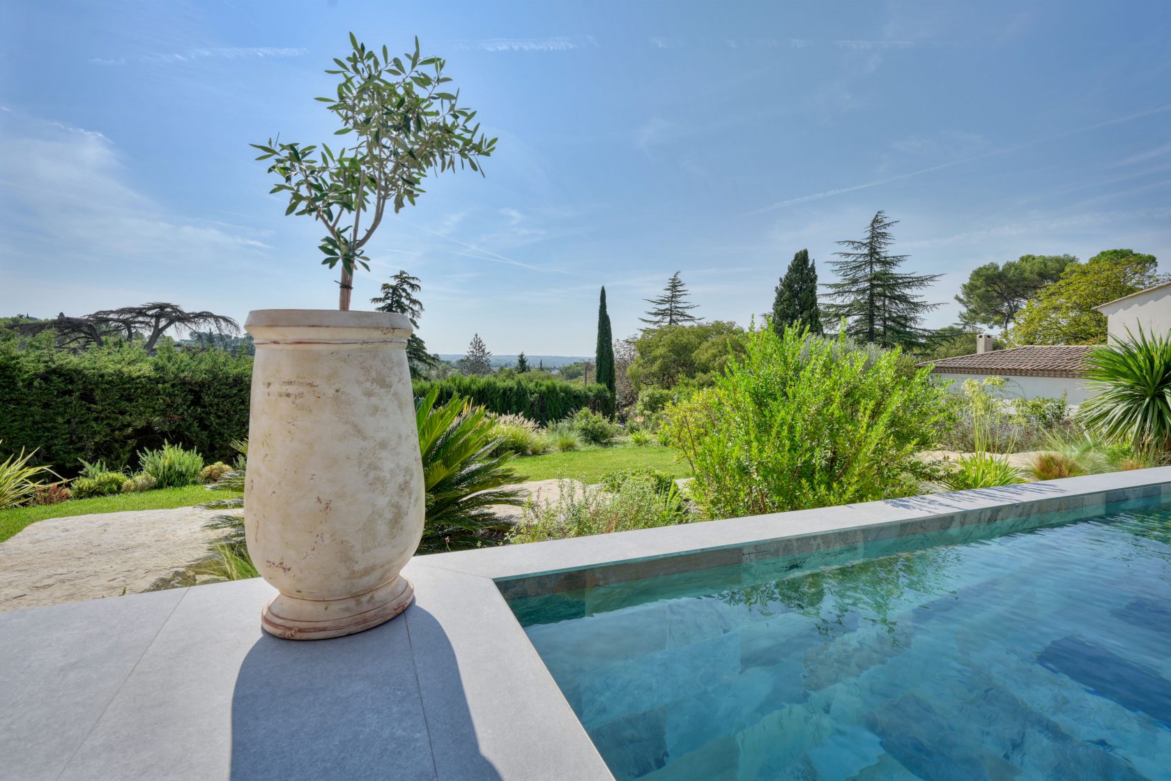 Elégante et lumineuse villa avec jardin, piscine et vue imprenable