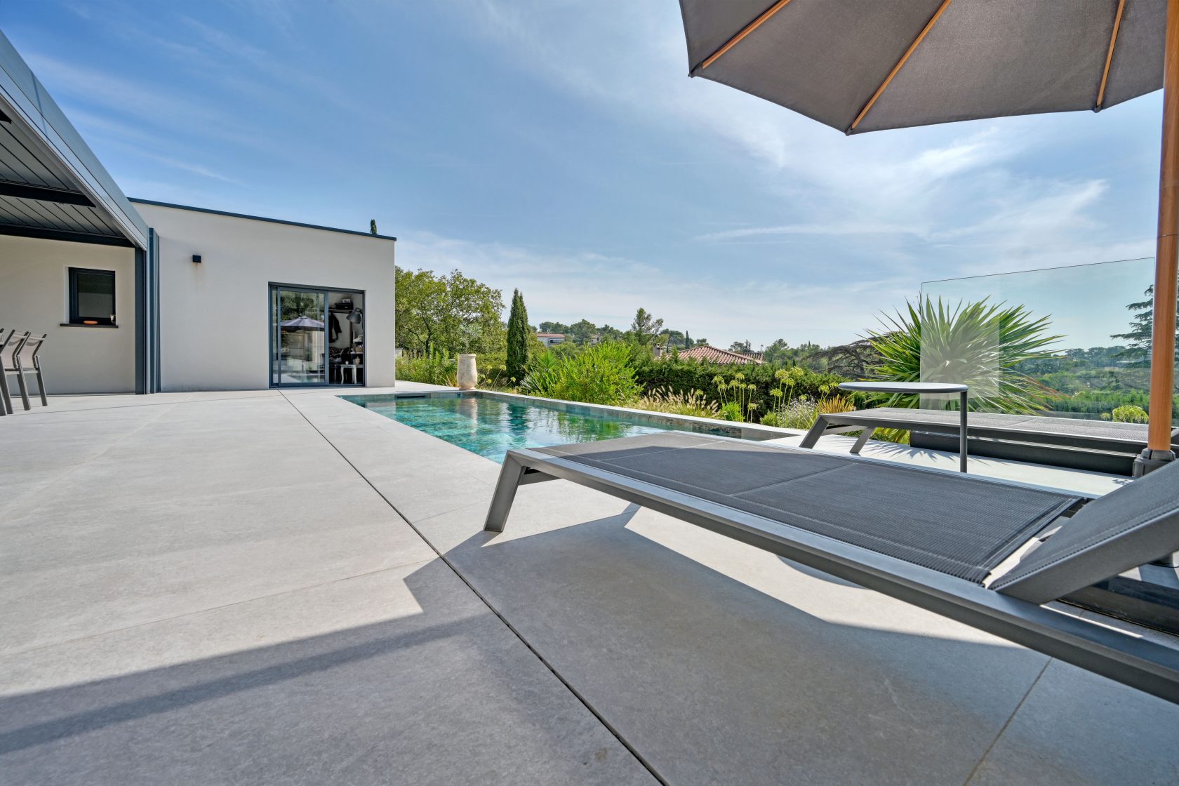 Elégante et lumineuse villa avec jardin, piscine et vue imprenable