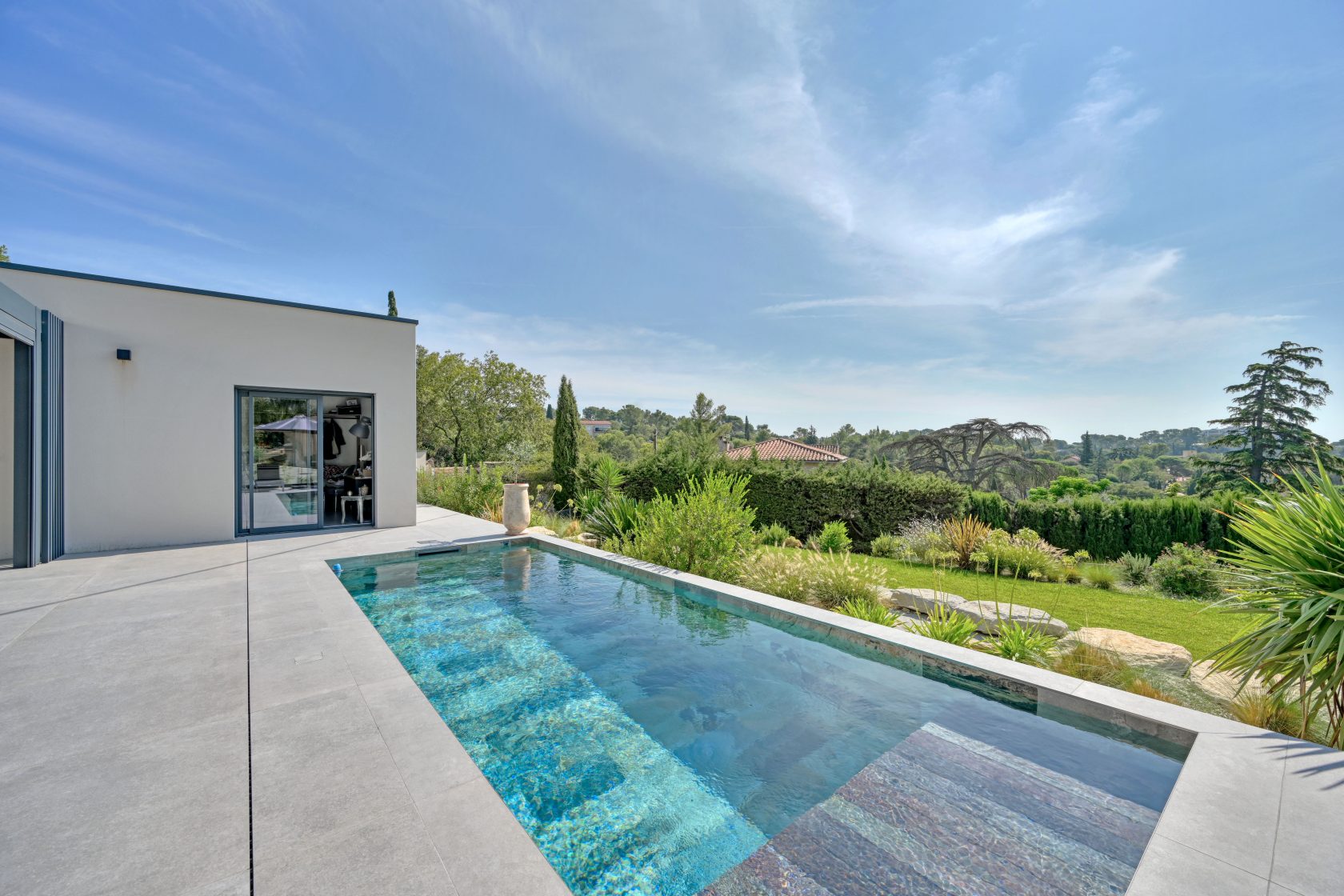 Elégante et lumineuse villa avec jardin, piscine et vue imprenable