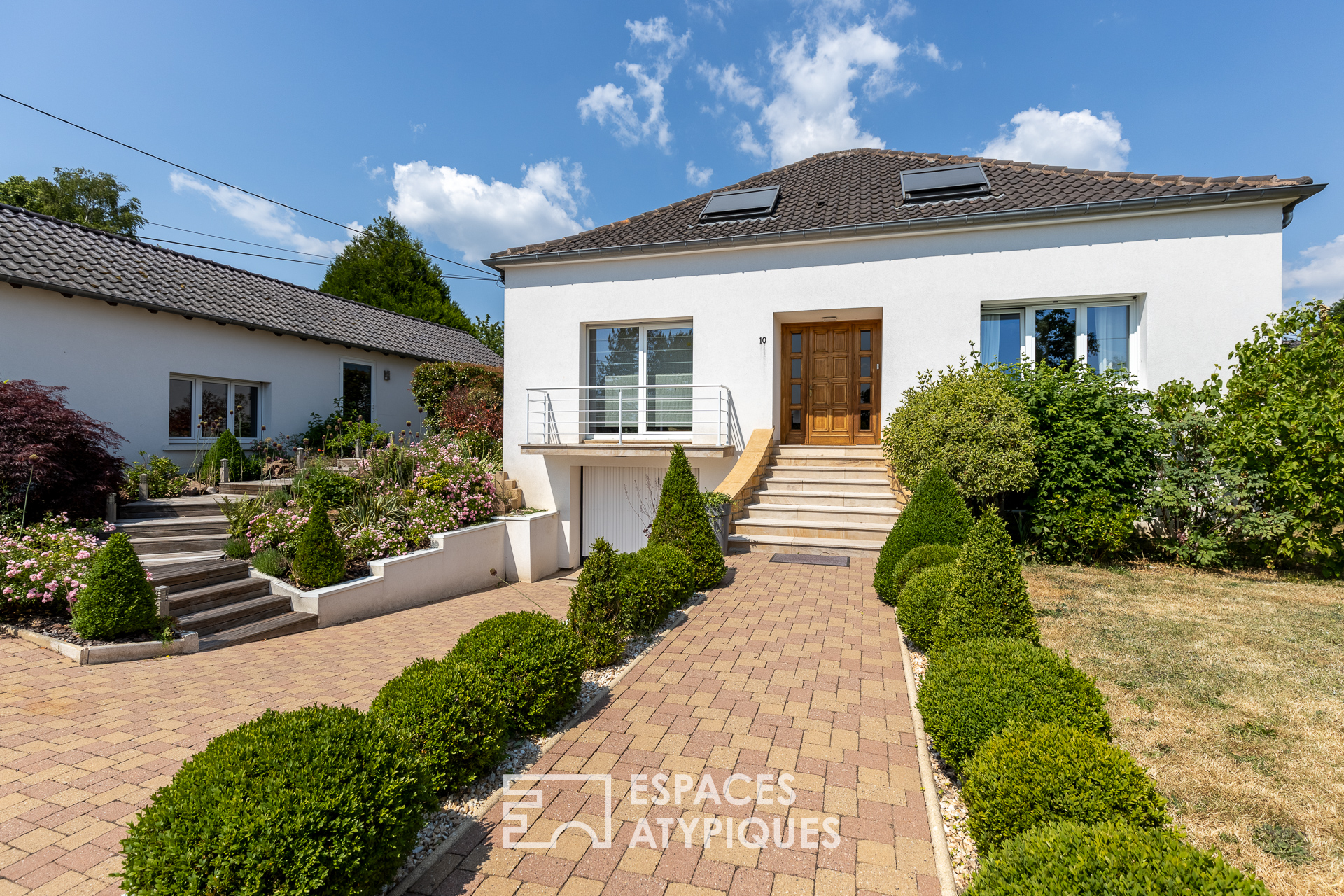 Family home with swimming pool and outbuilding