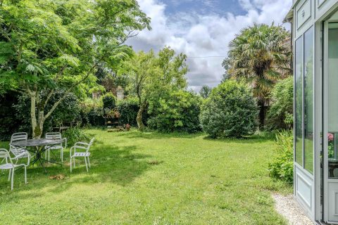 Propriété d’exception et sa vue unique sur les ruines d’un château du 18ème siècle