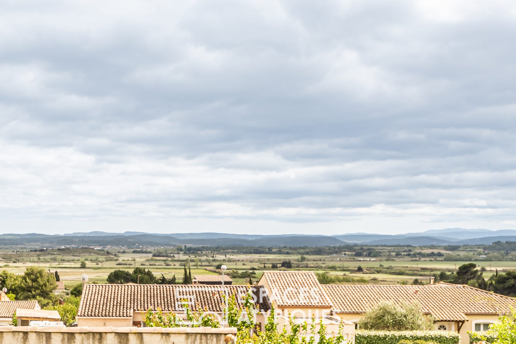 La dominante – Maison 4 faces avec jardin et piscine