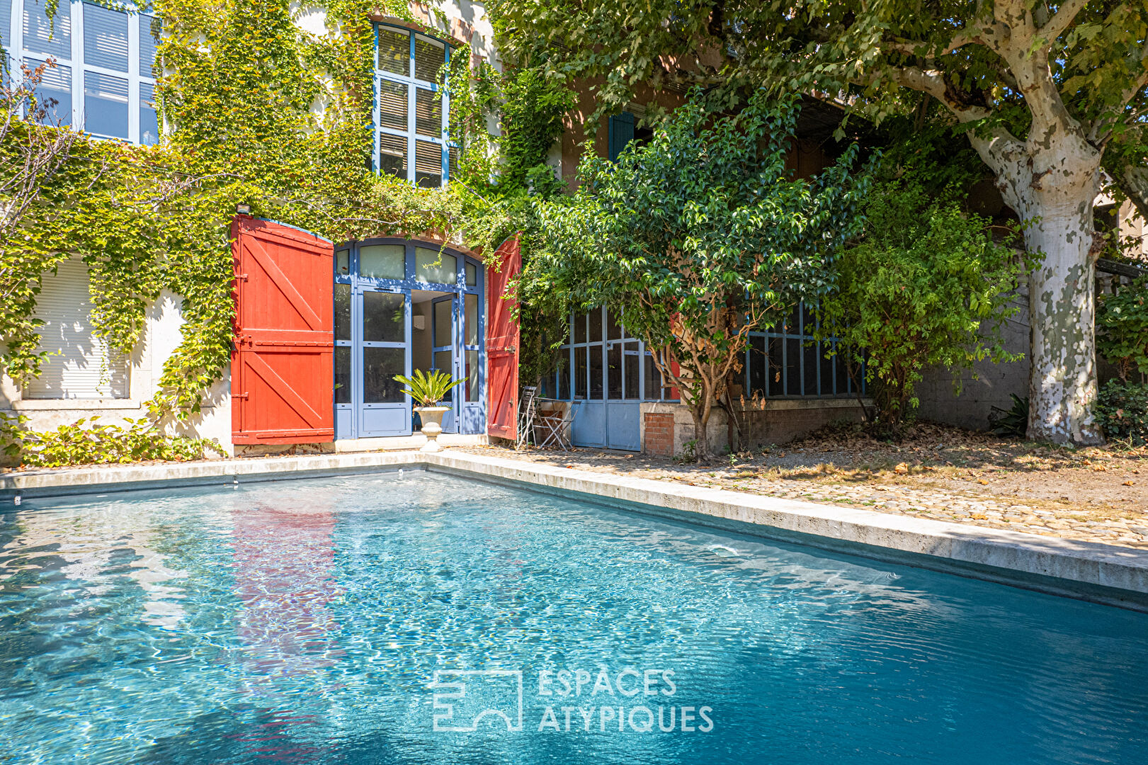 Bourgeois residence and its swimming pool near the ramparts