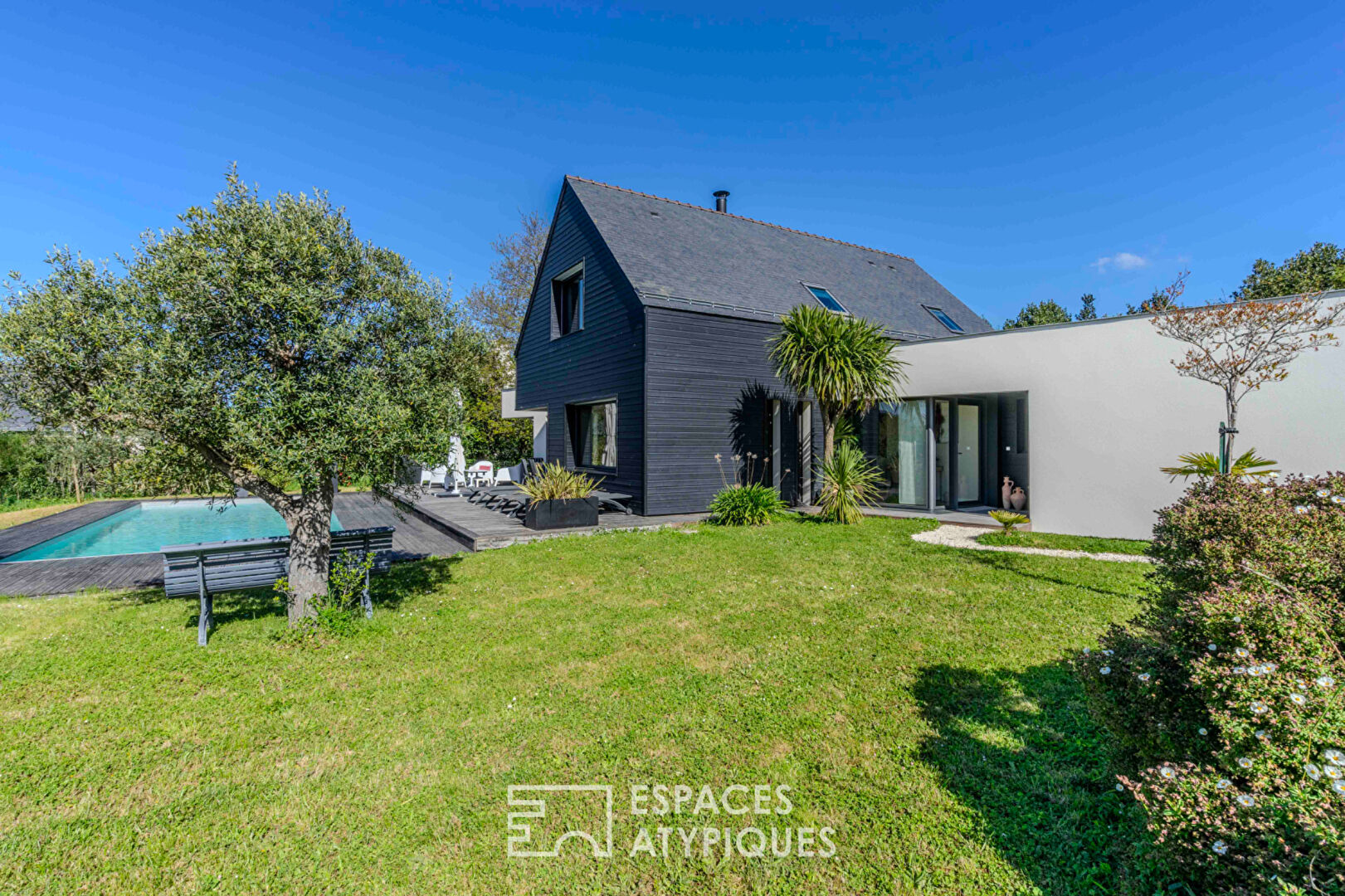 Villa d’architecte avec piscine au coeur des marais