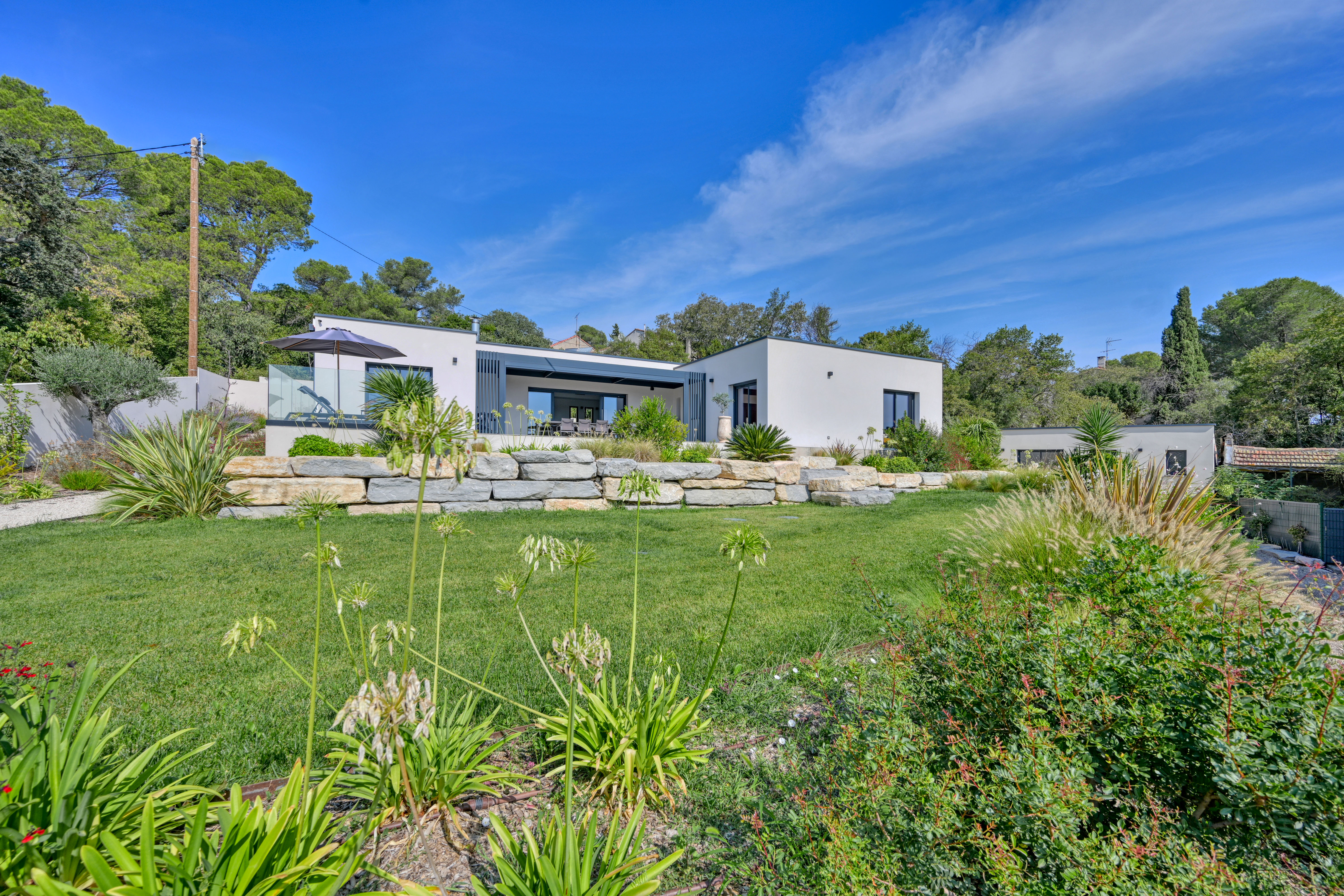 Elégante et lumineuse villa avec jardin, piscine et vue imprenable