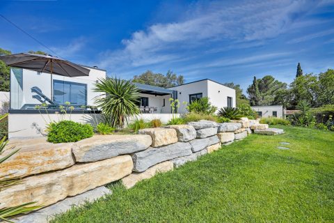 Elégante et lumineuse villa avec jardin, piscine et vue imprenable