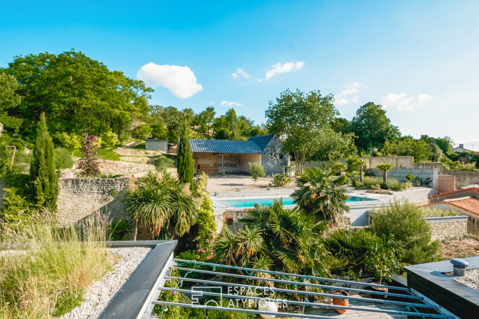 Maison d’architecte au toit plat végétalisé avec piscine à débordement
