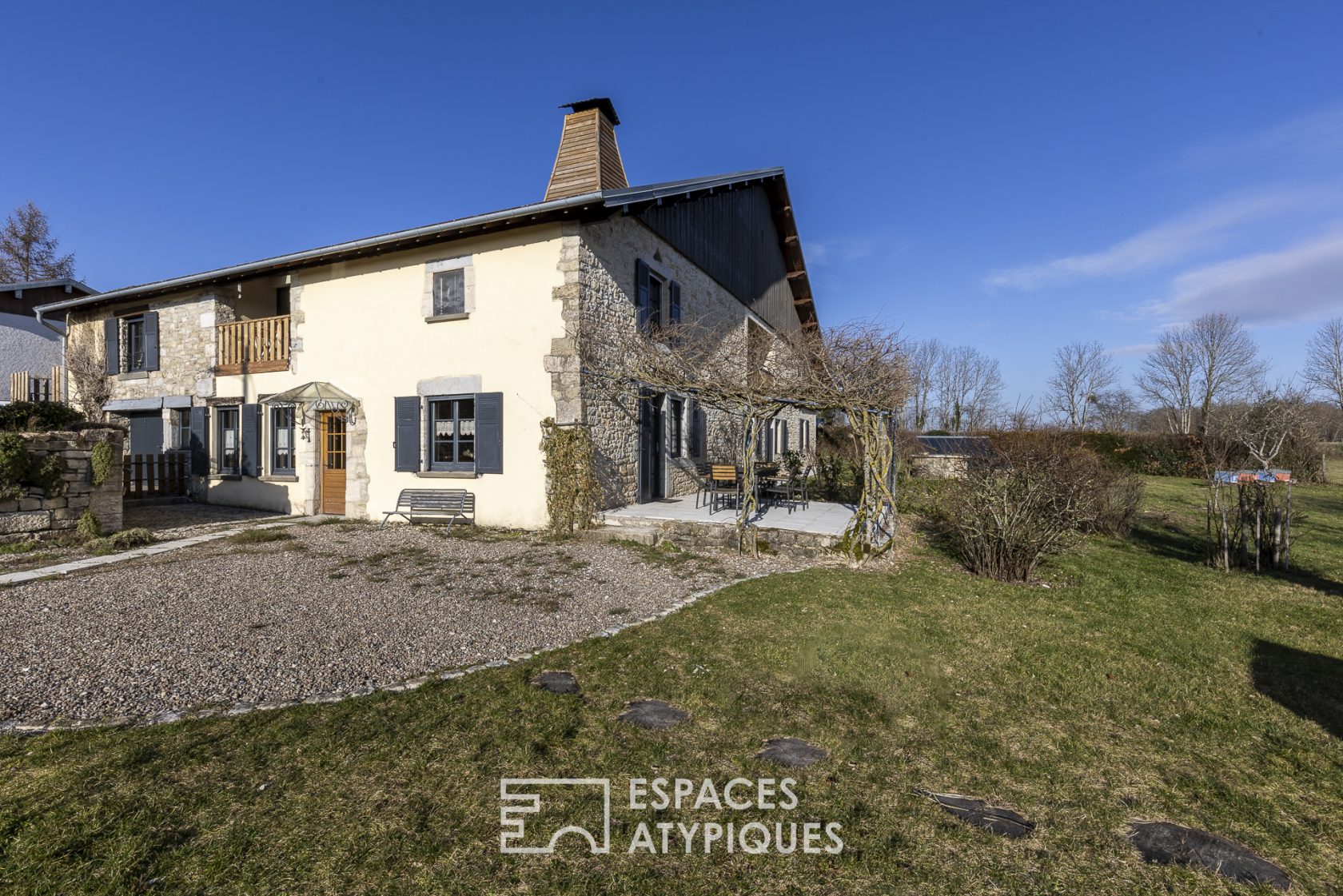 Comtois charm: farm with main residence, gîte, and guest rooms