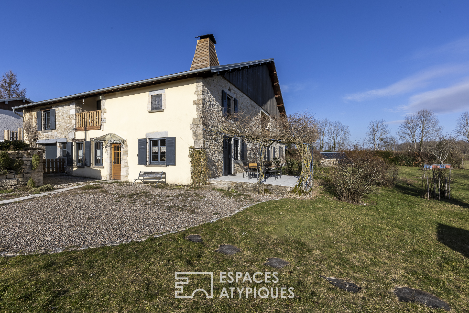 Charme comtois : ferme avec résidence principale, gîte, et chambres d’hôtes