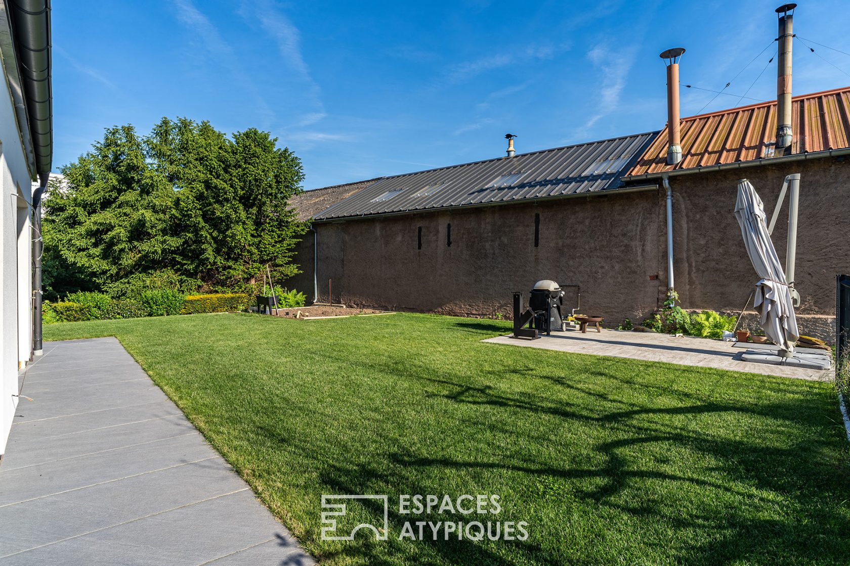 Contemporaine au bardage bois nichée dans la verdure