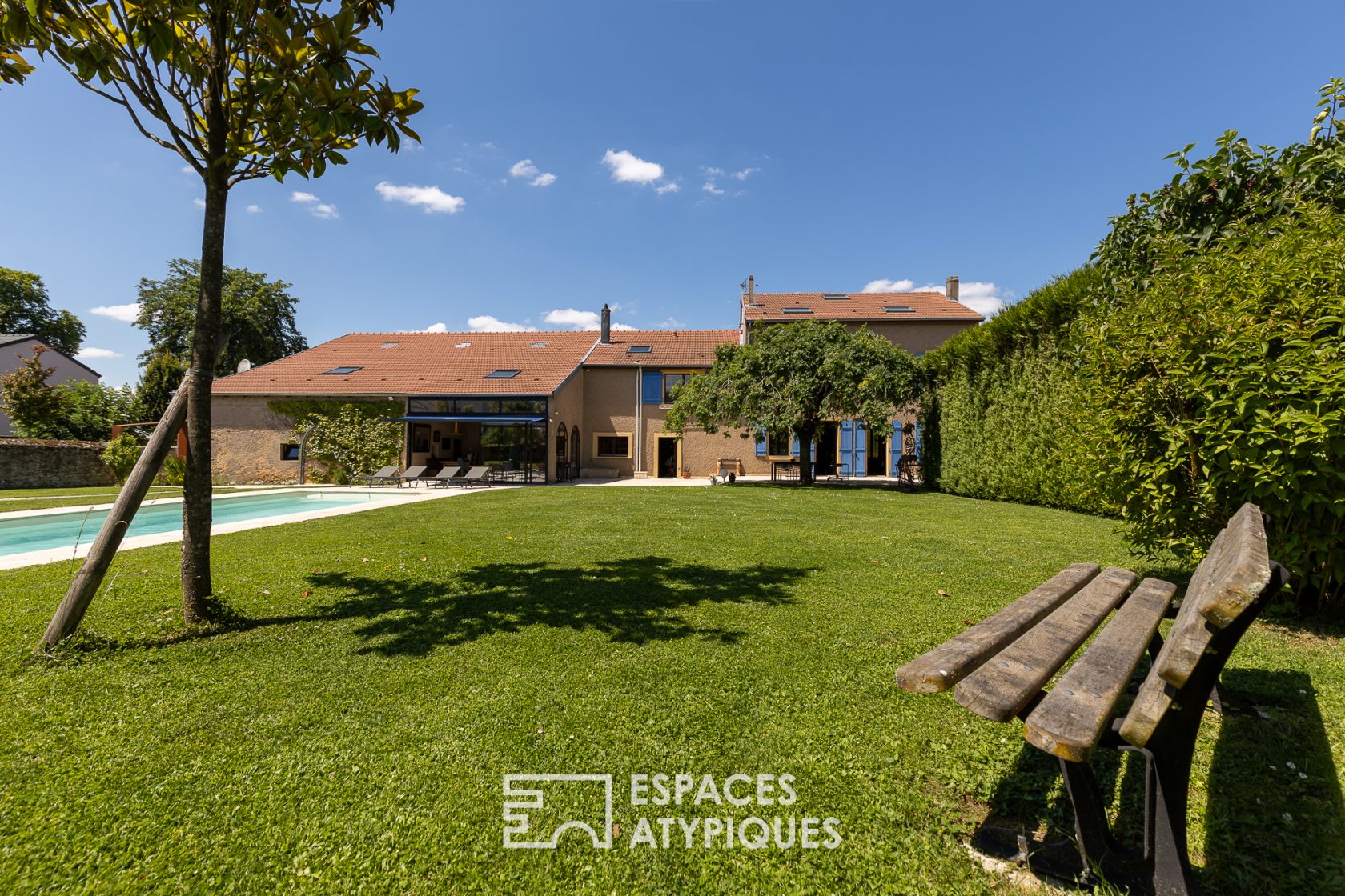Exceptional farmhouse and its garden with swimming pool