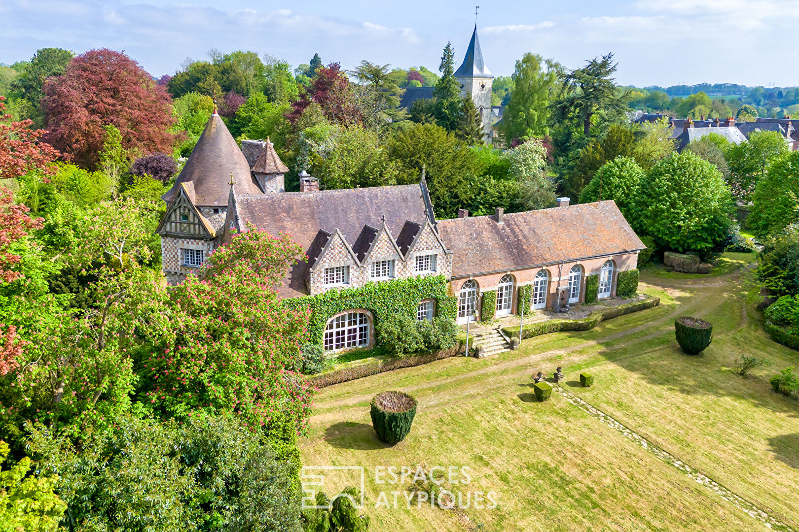 19th century manor designed by Henri Jacquelin on its wooded park