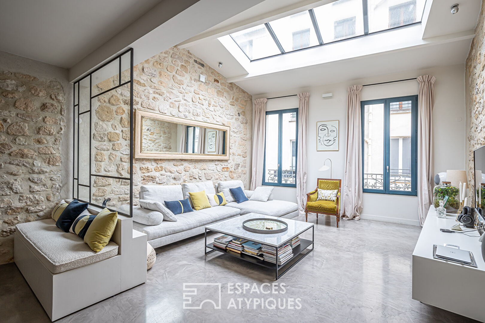 Maison contemporaine avec patio et terrasses