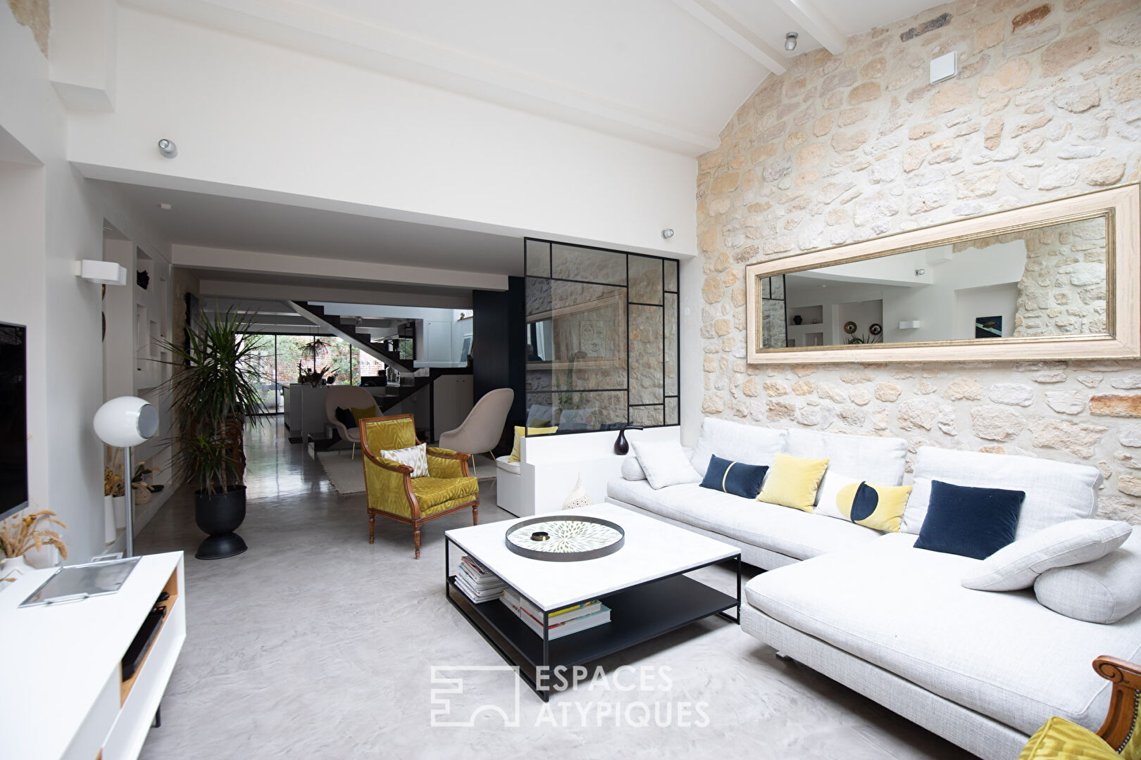 Maison contemporaine avec patio et terrasses