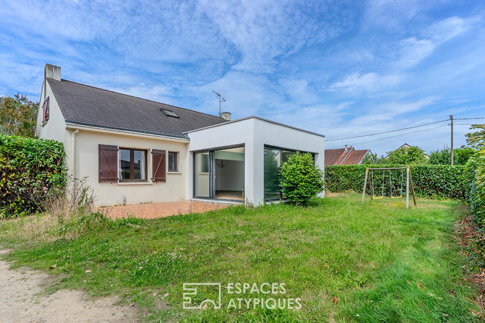 Maison La Chapelle Sur Erdre in its green setting