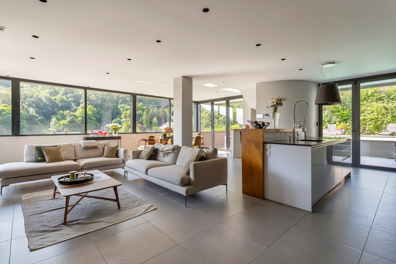 Maison d’architecte avec piscine et vue dominante