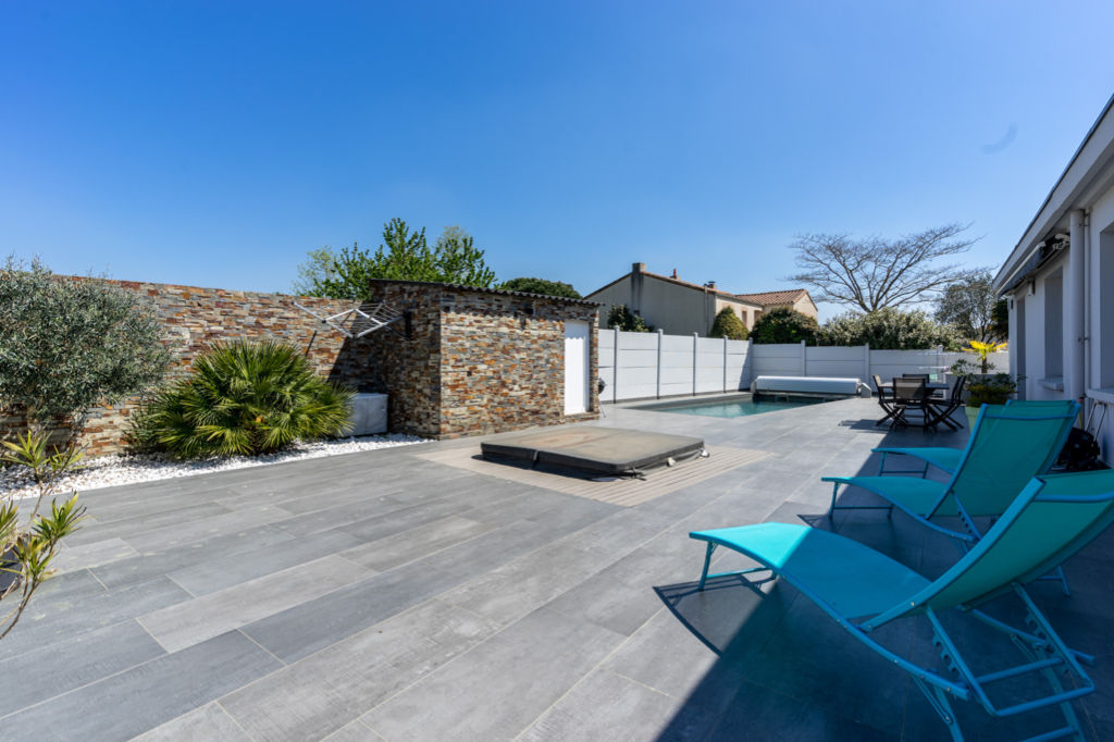 Maison familiale sur terrasse avec piscine et spa