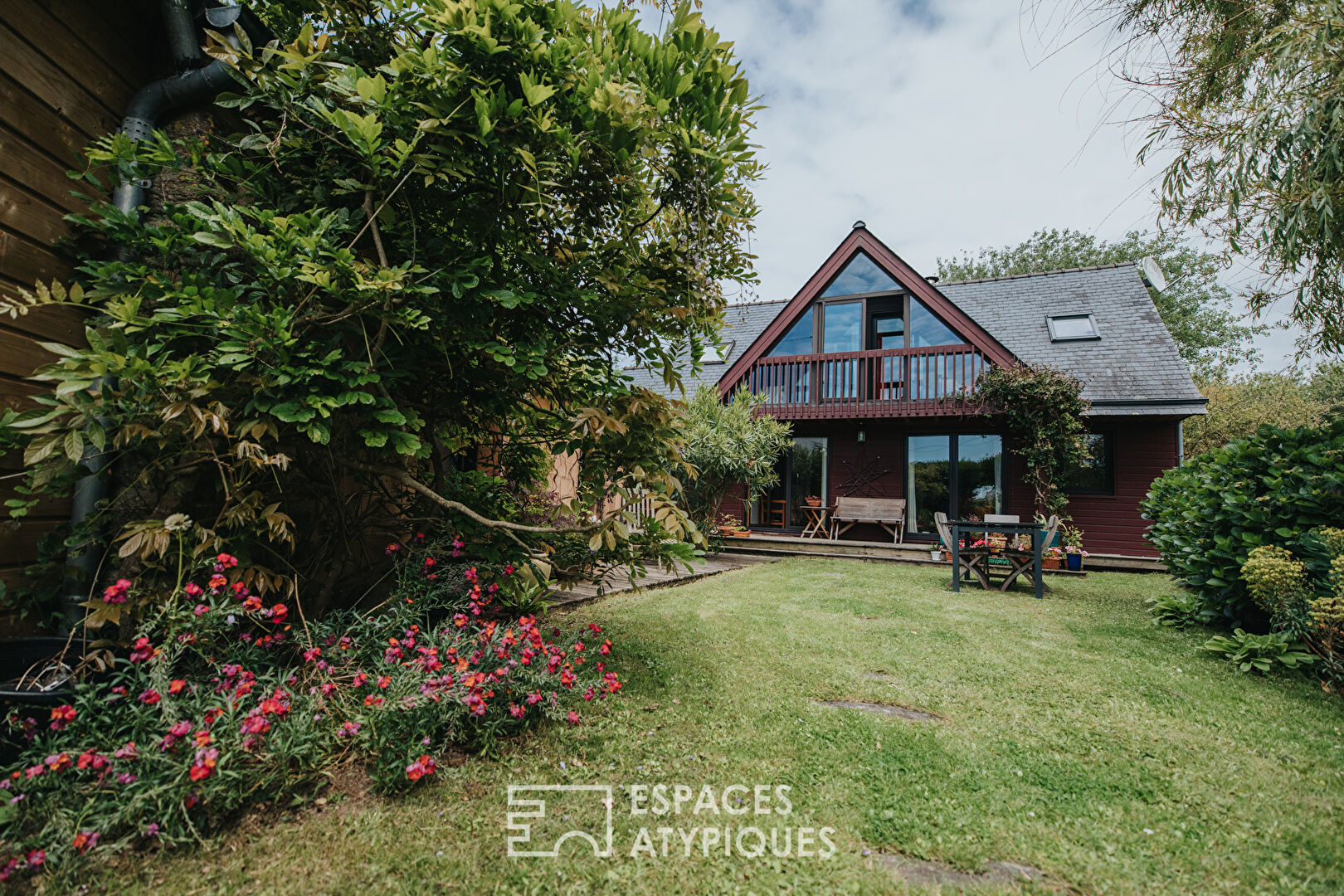 La bucolique – Wooden frame house and farmhouse by the sea