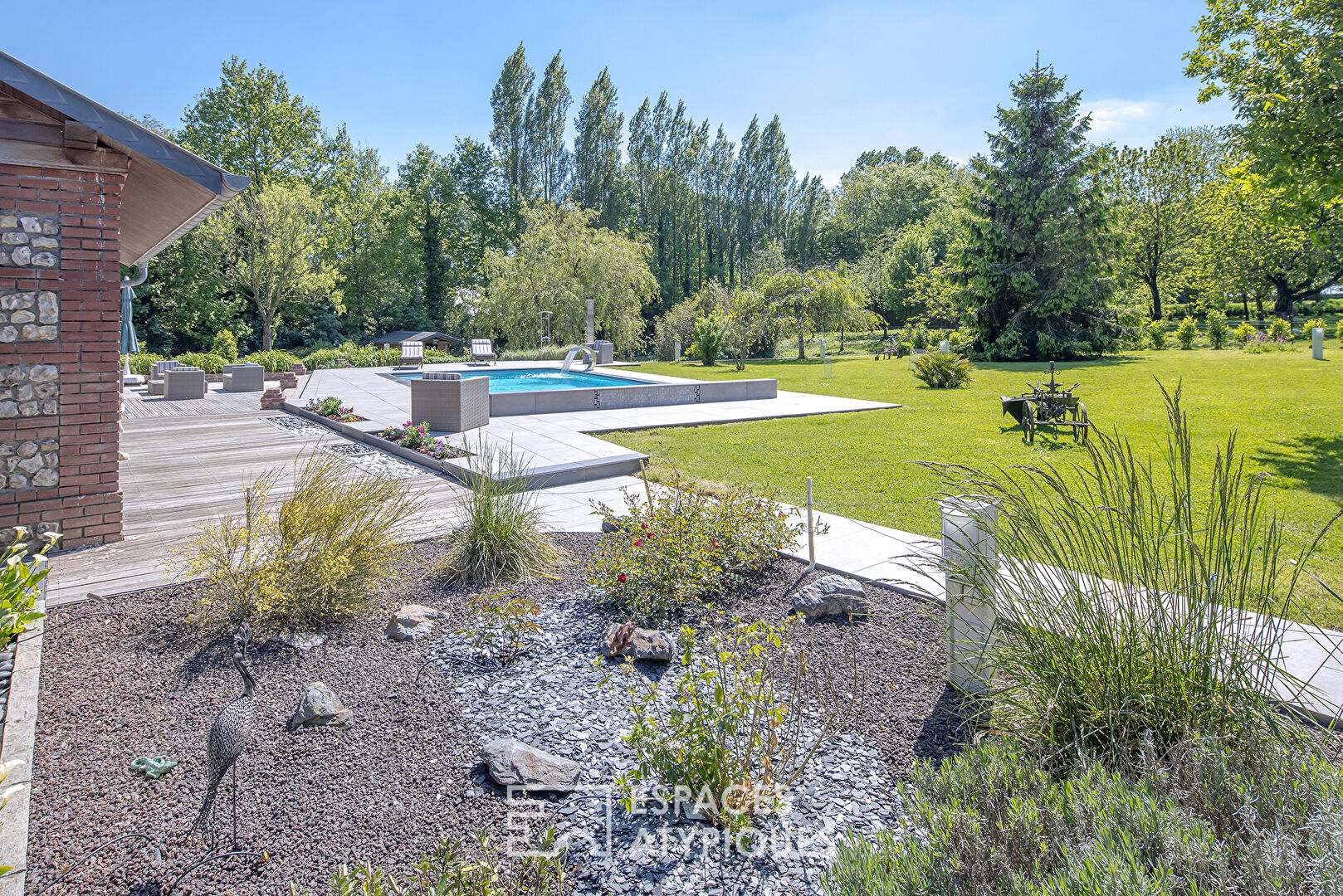 Former stable transformed into an exclusive property, with swimming pool and outbuildings