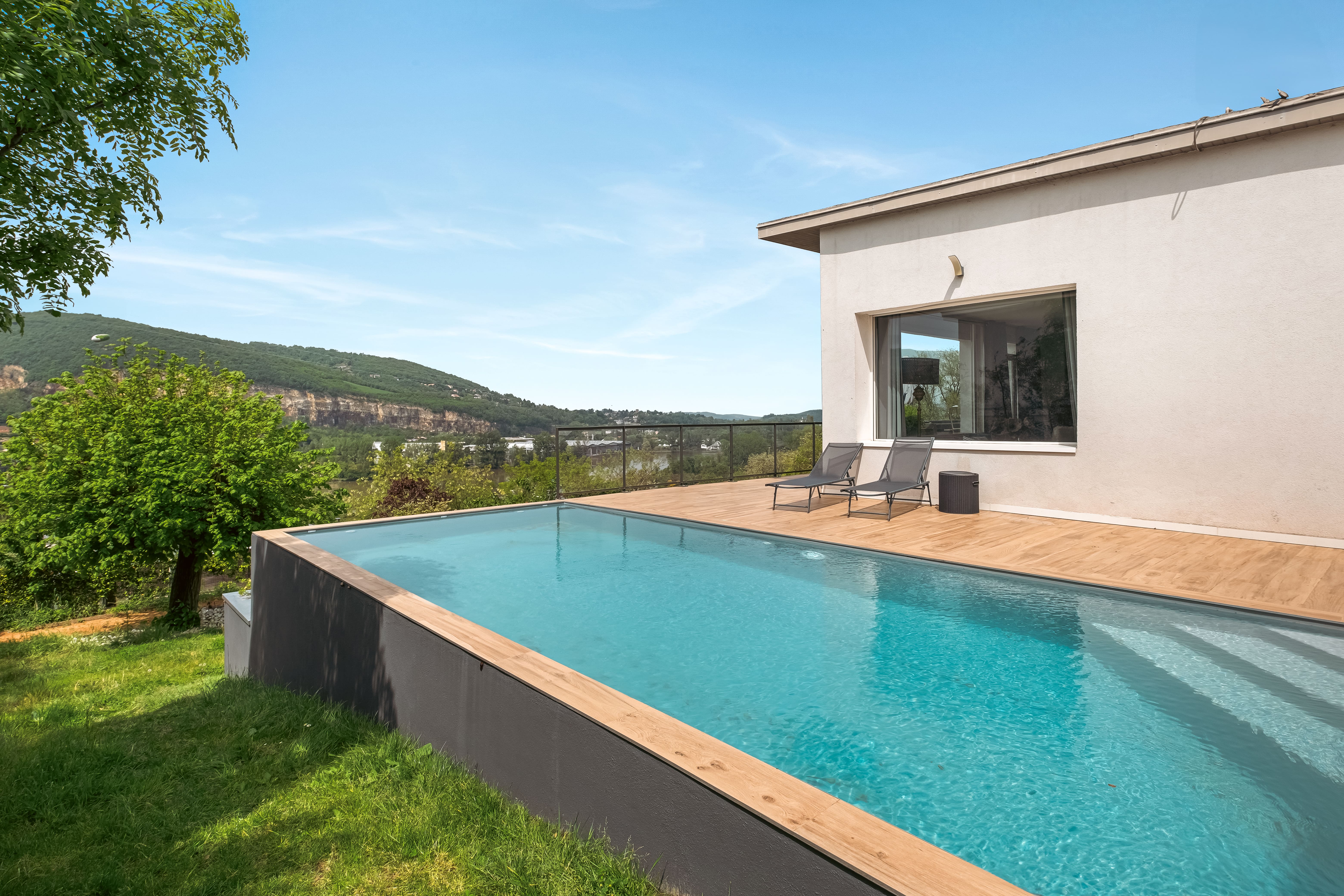 Family home with views of the Val de Saône