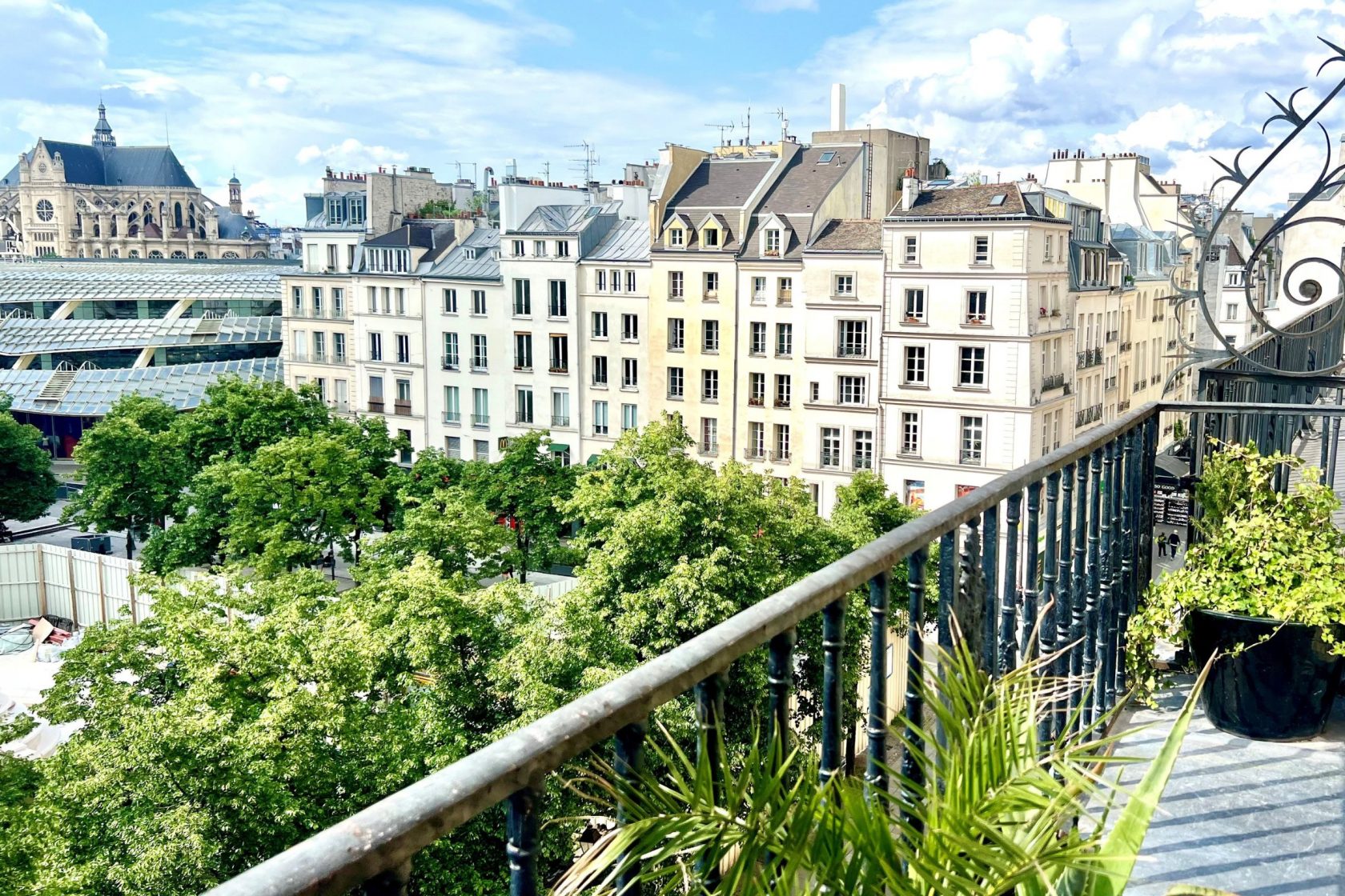 Étage élevé haussmannien avec balcon et vue – Quartier Les Halles
