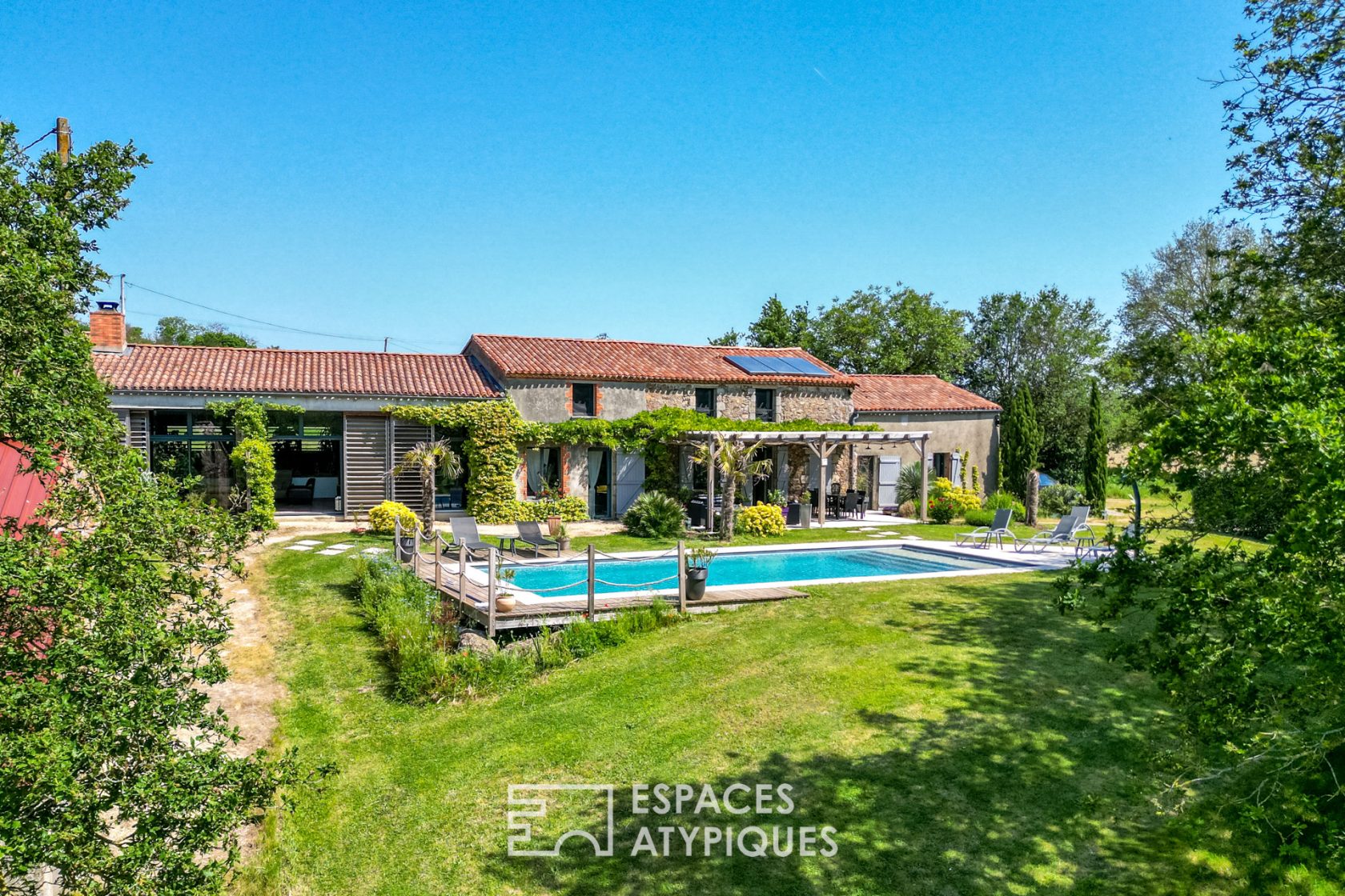 Authentique propriété en pierre avec piscine face à la nature