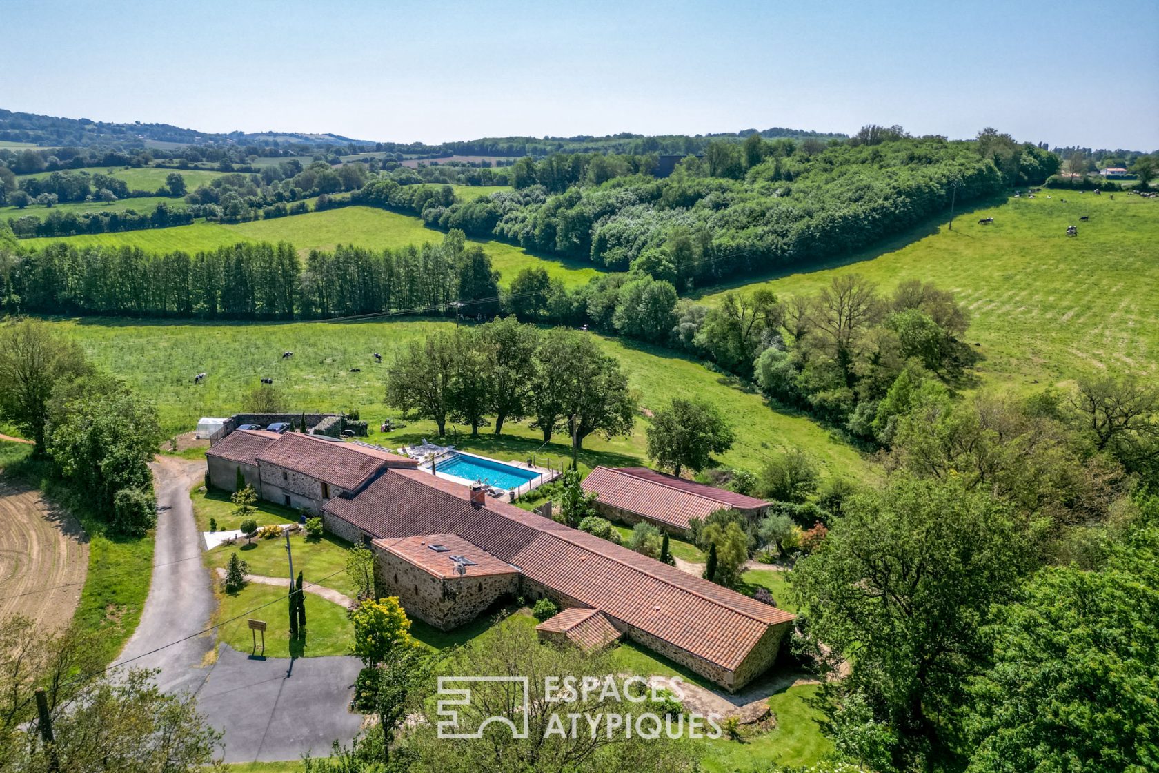 Authentique propriété en pierre avec piscine face à la nature