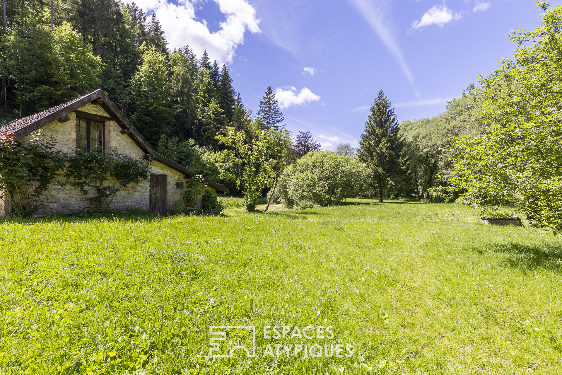 Ancien moulin avec gîtes, chambres d’hôtes, restaurant, et habitation