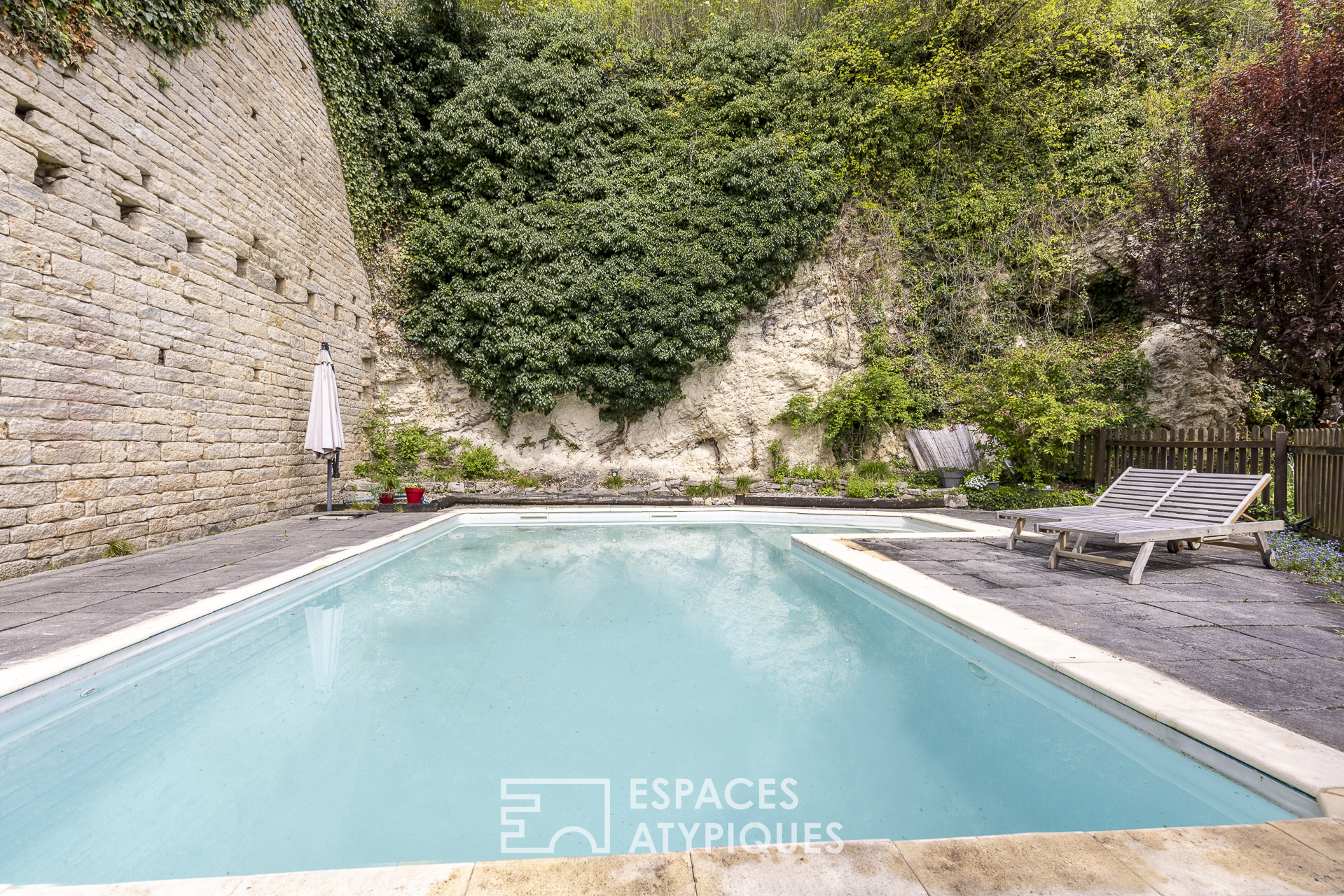 Character house with pool in the heart of an old wine village