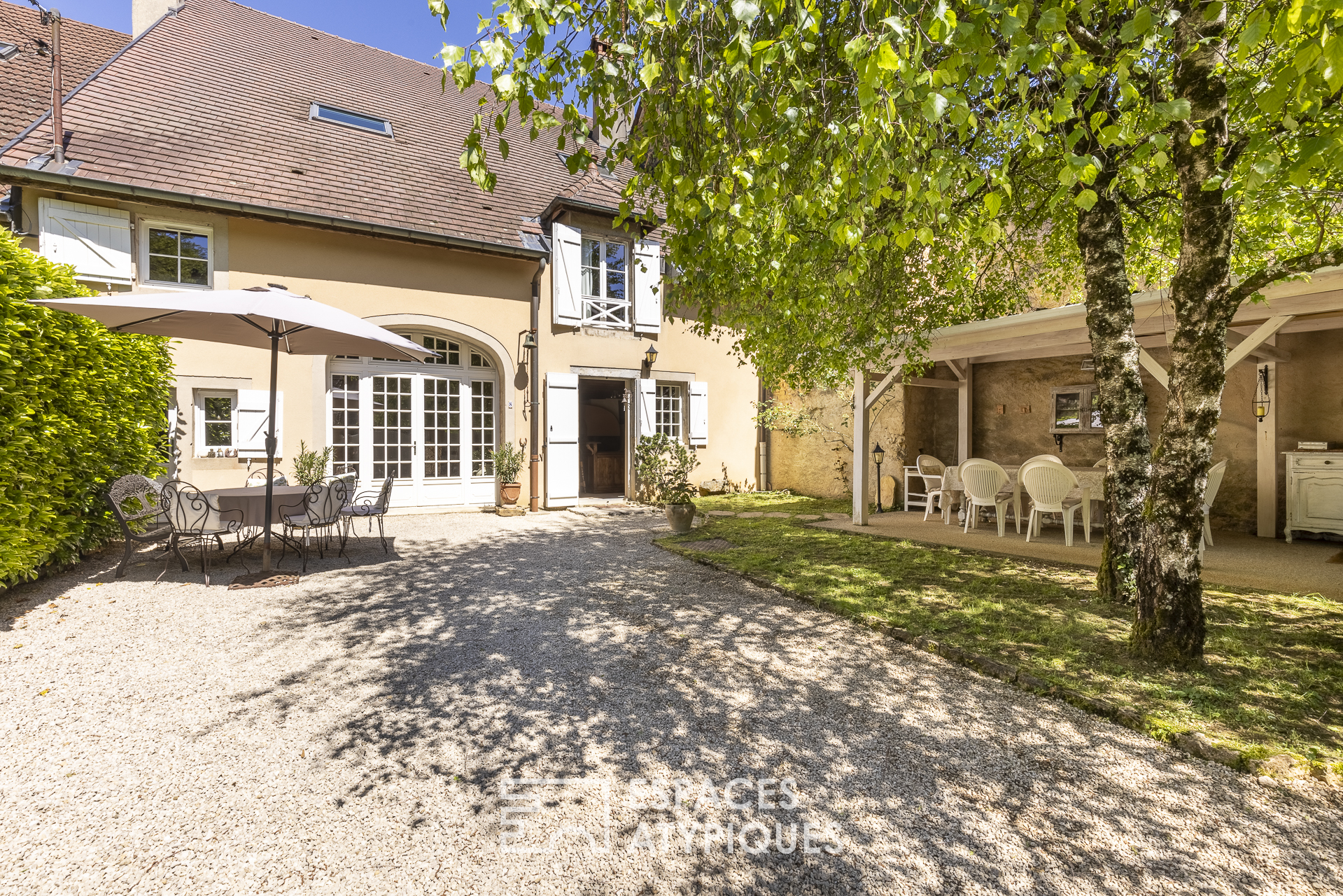 Stone house with swimming pool near Château-Chalon