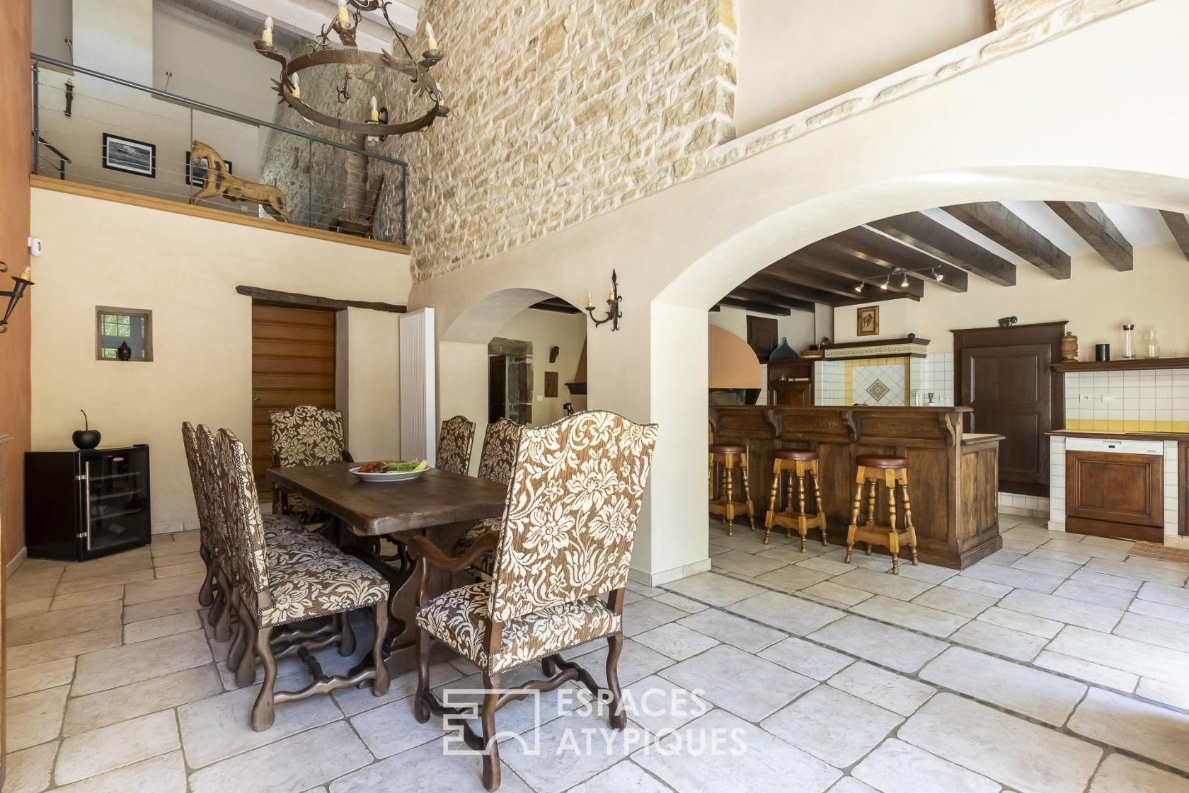 Maison en pierre avec piscine proche Château-Chalon