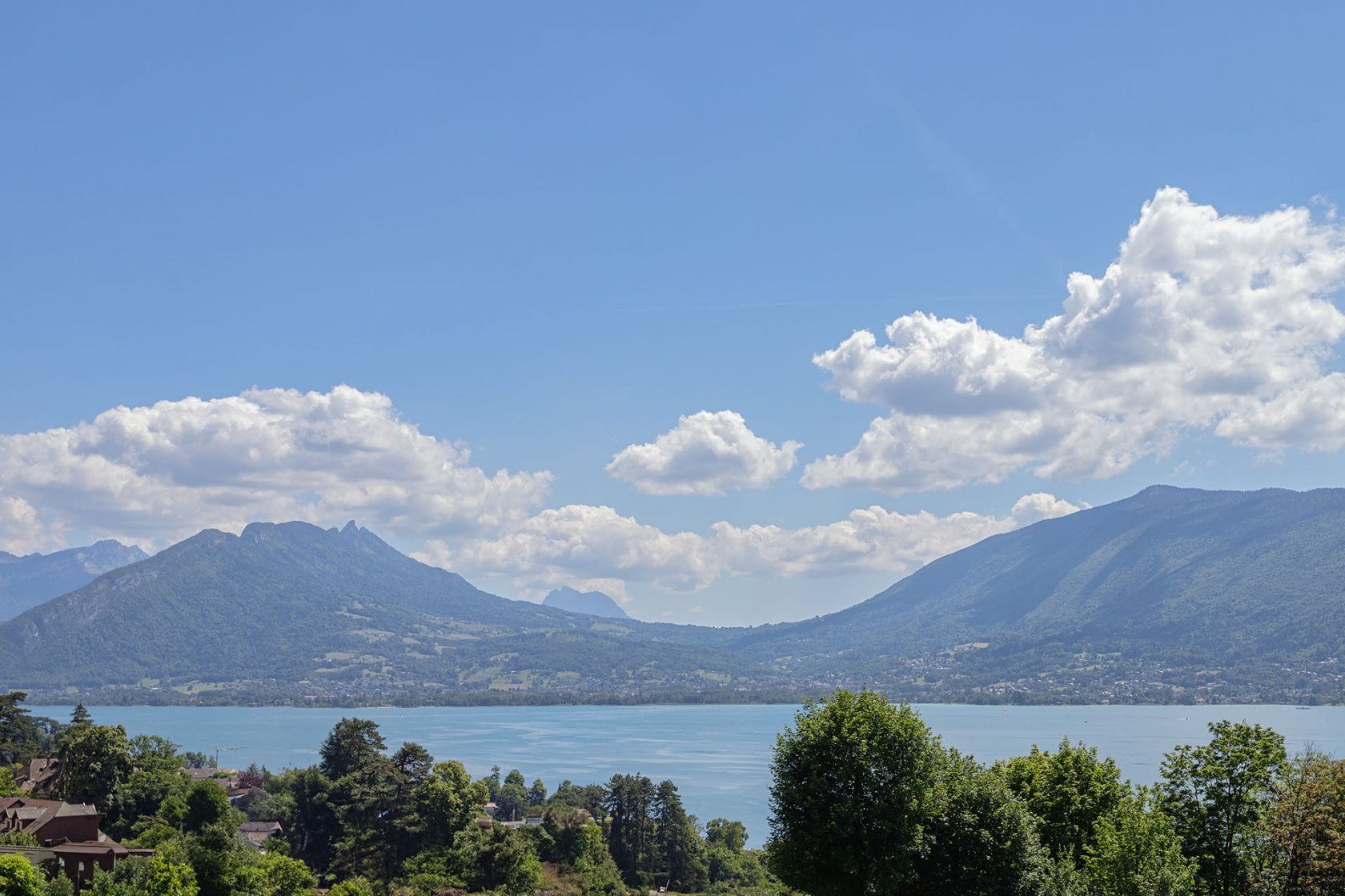 Contemporary furnished apartment with exceptional view of the lake and the bay of Annecy