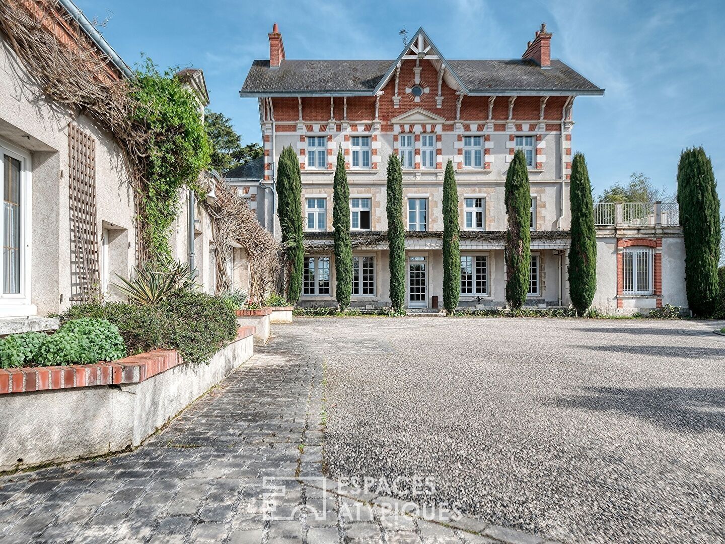 Bâtisse pittorresque au bord du canal et vue sur Loire