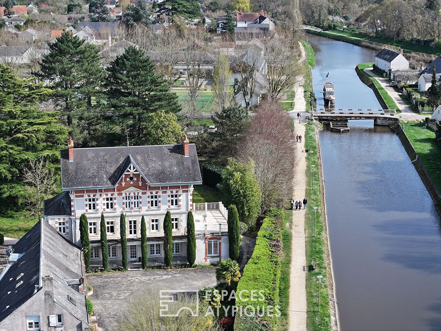 Bâtisse pittorresque au bord du canal et vue sur Loire