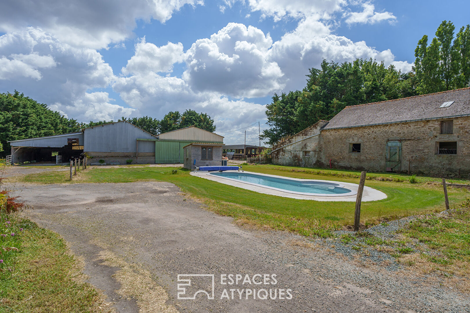 Renovated farmhouse with swimming pool on 6 hectares
