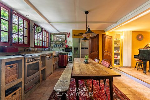 Maison bucolique avec cour arborée et terrasse