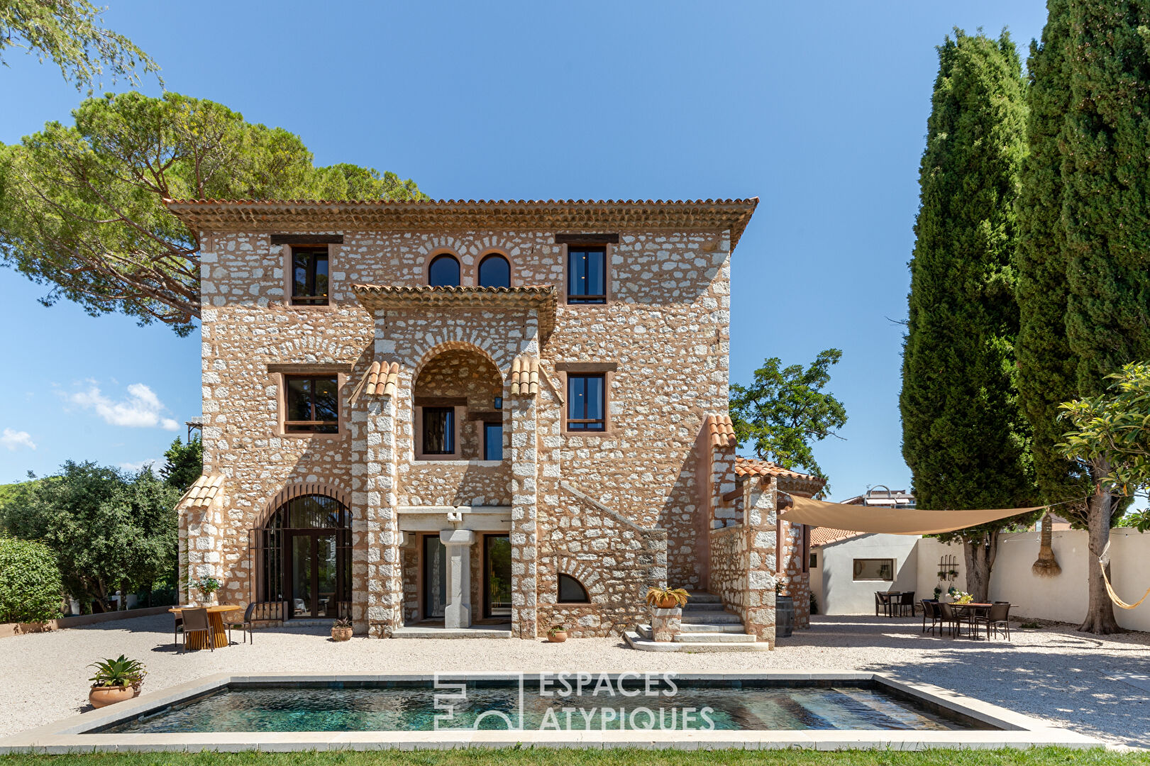 Maison de maître dans un parc avec piscine