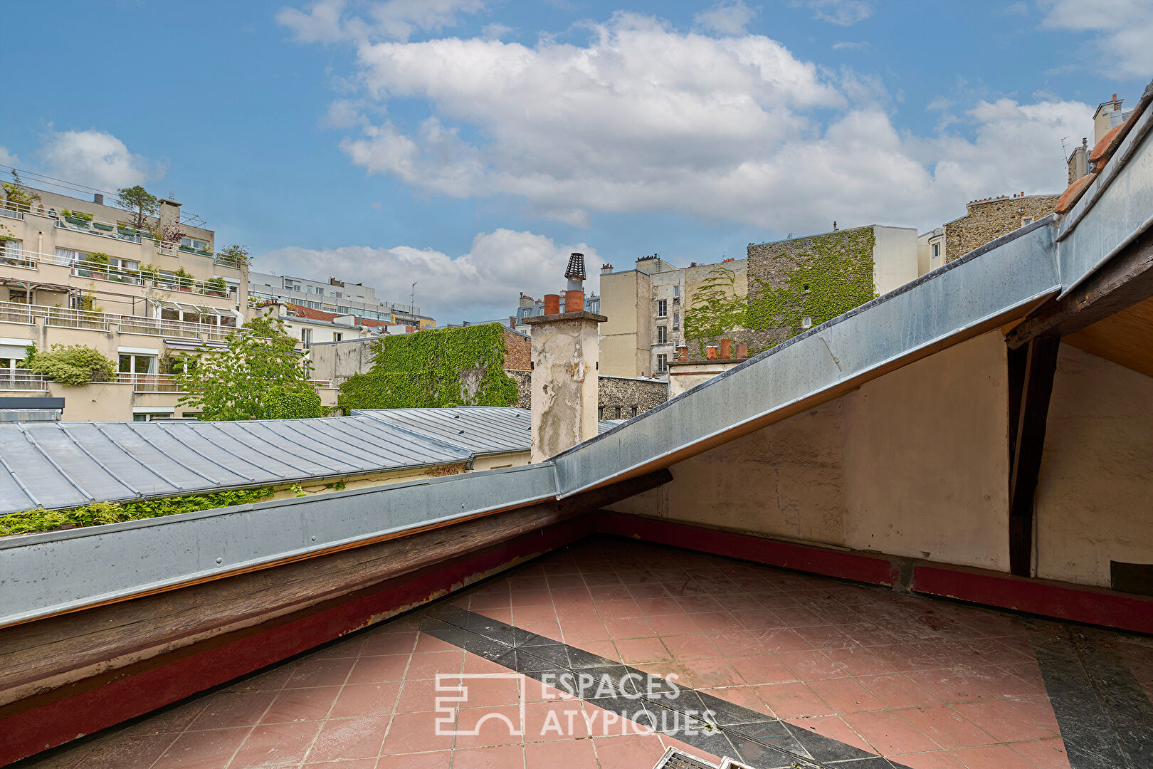 Top floor apartment with terrace in the heart of the Cité du Figuier