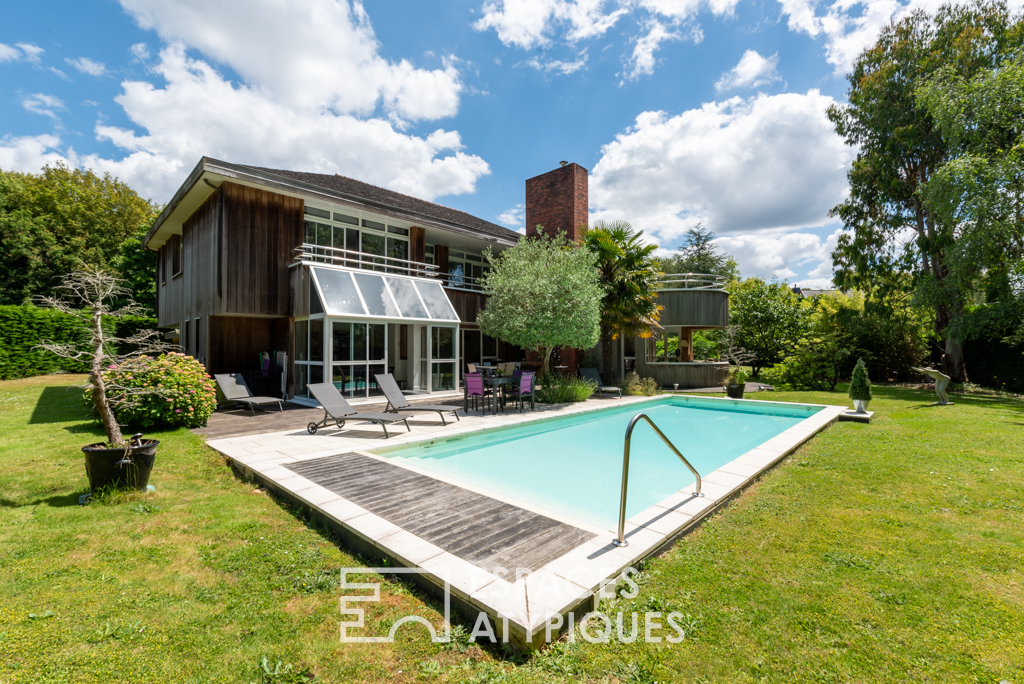 Architect-designed house with its wooded park in the heart of the Bruz golf course