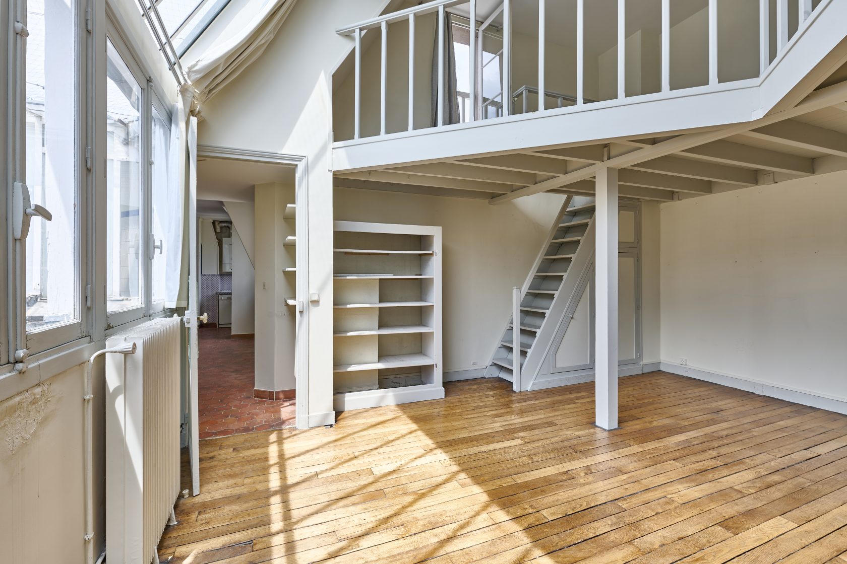 Artist’s studio on the top floor with views – Batignolles/Europe district