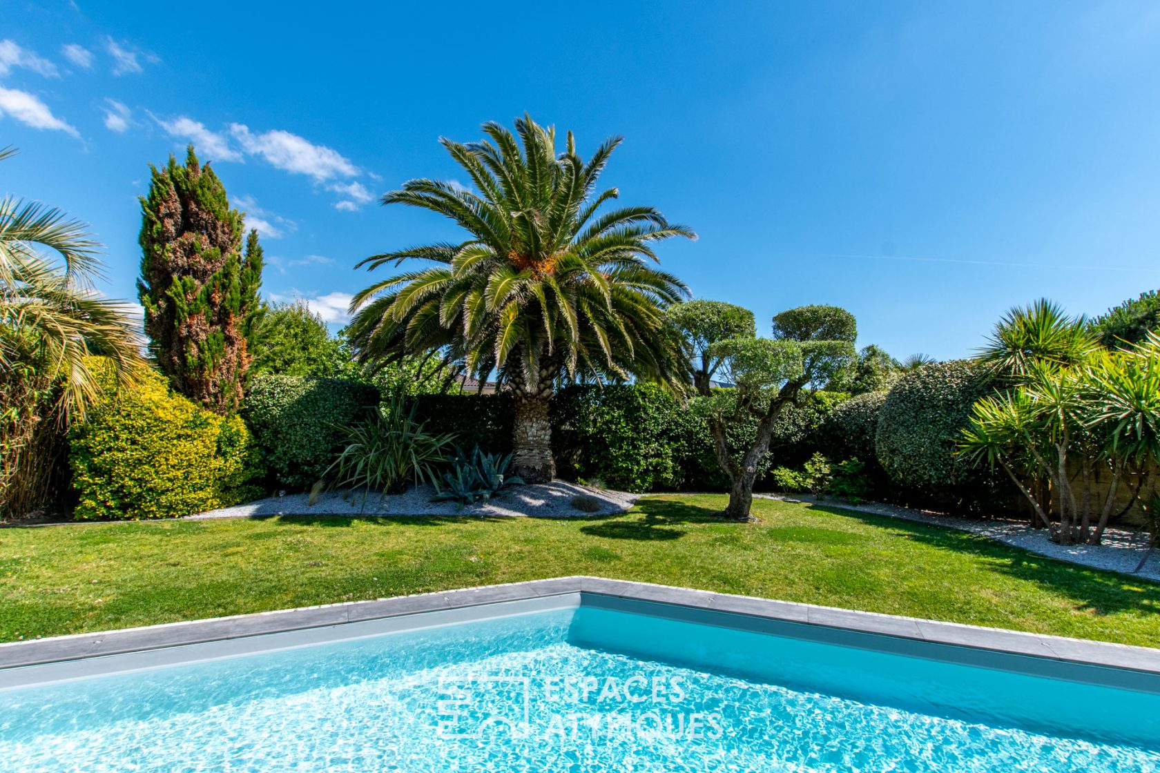 Propriété paisible à La Pironnière avec piscine et jardin paysagé