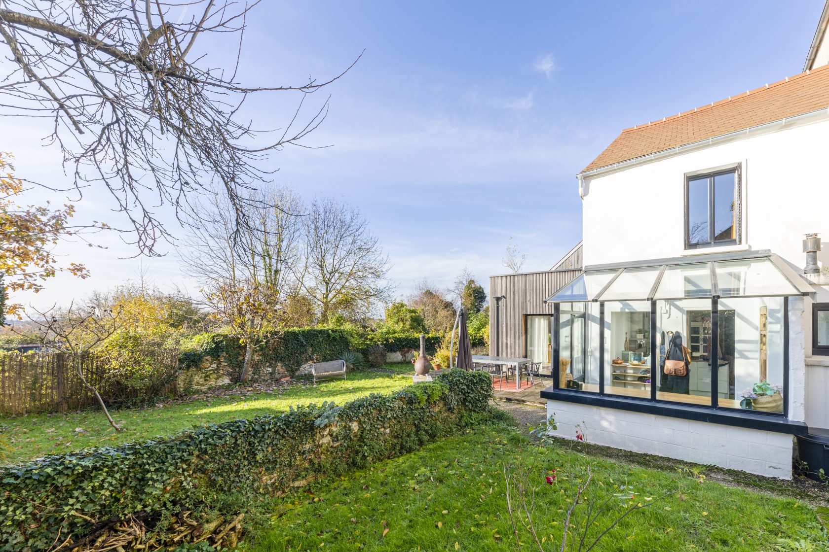 Propriété rénovée et ses deux appartements indépendants à ossature bois.