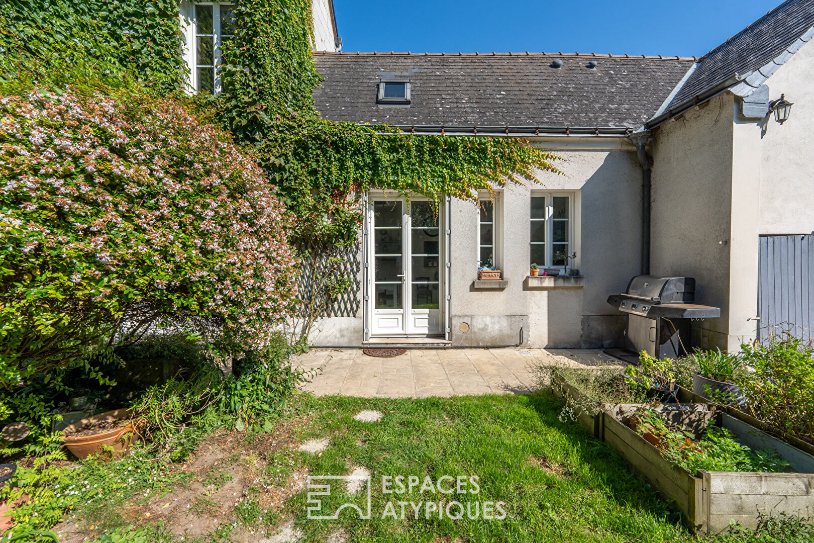 Maison ancienne rénovée en centre bourg avec jardin